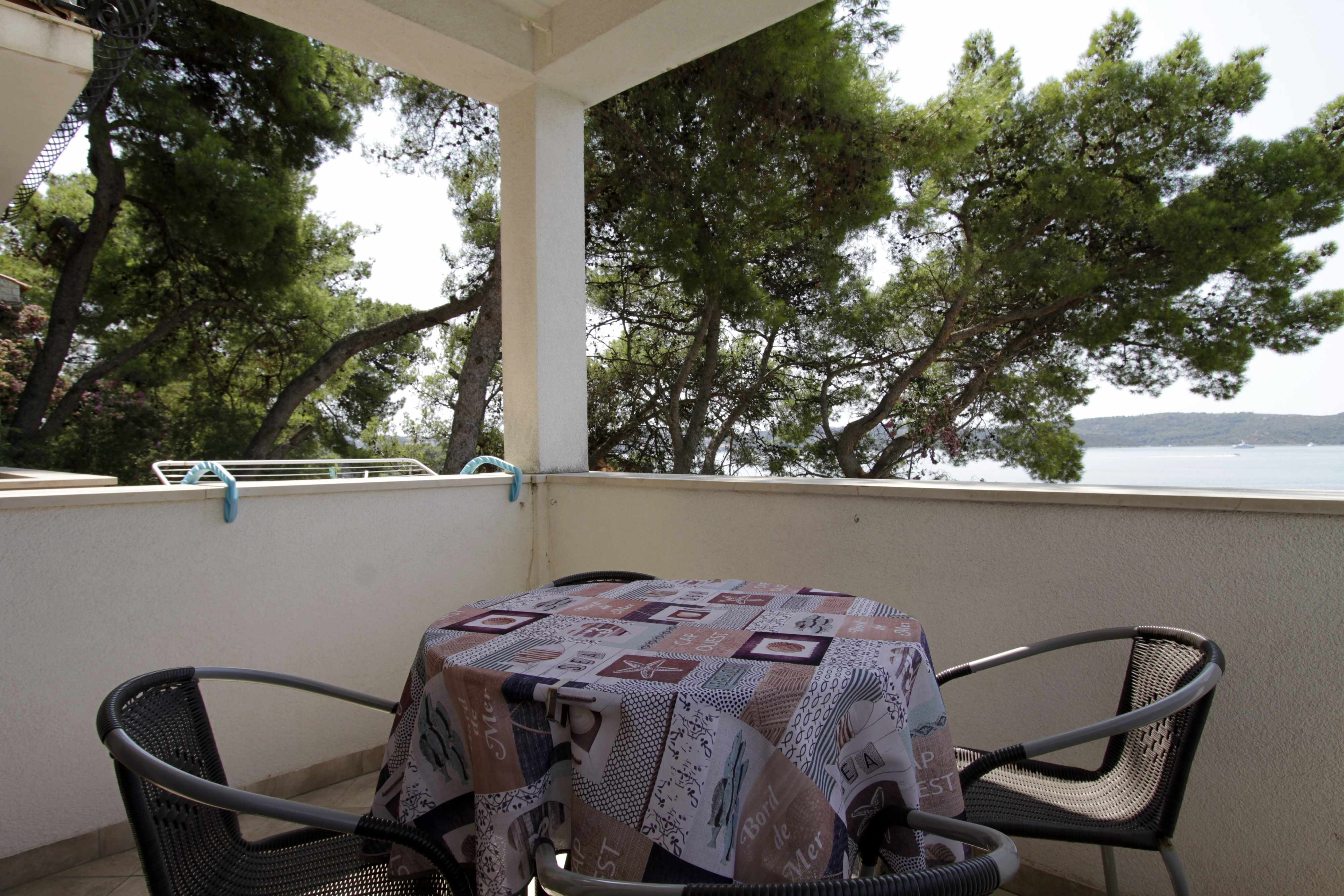 2-Zimmer-Ferienwohnung mit Terrasse und Meerblick Trogir A-11895-a