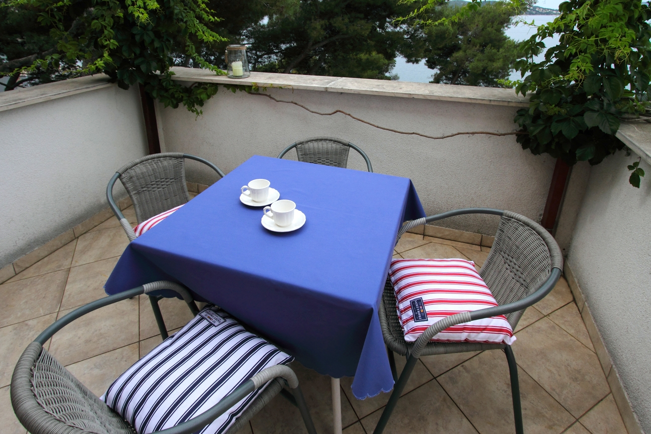 2-Zimmer-Ferienwohnung mit Terrasse und Meerblick Trogir A-11895-b