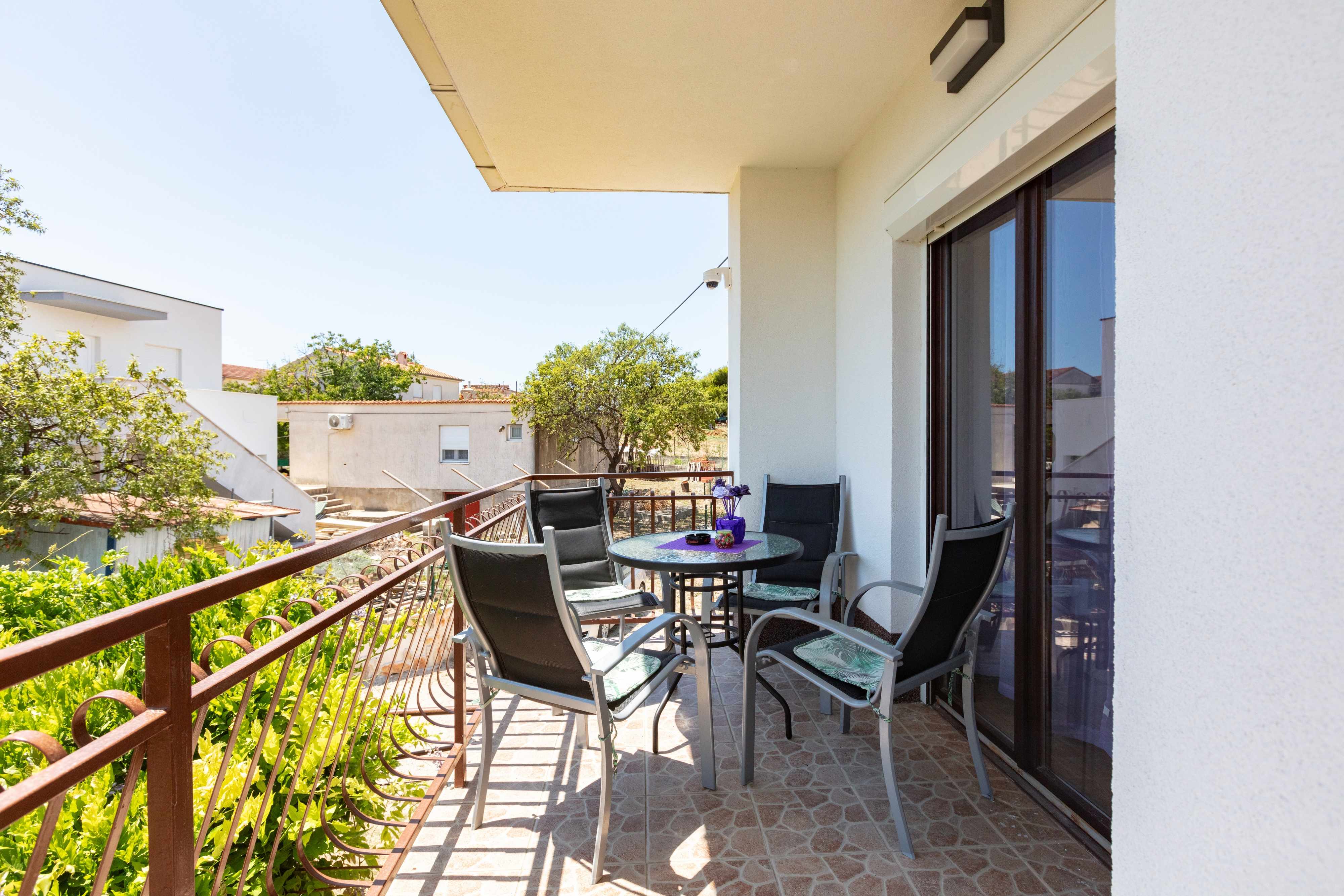 2-Zimmer-Ferienwohnung mit Balkon Pirovac, Sibenik A-13263-b