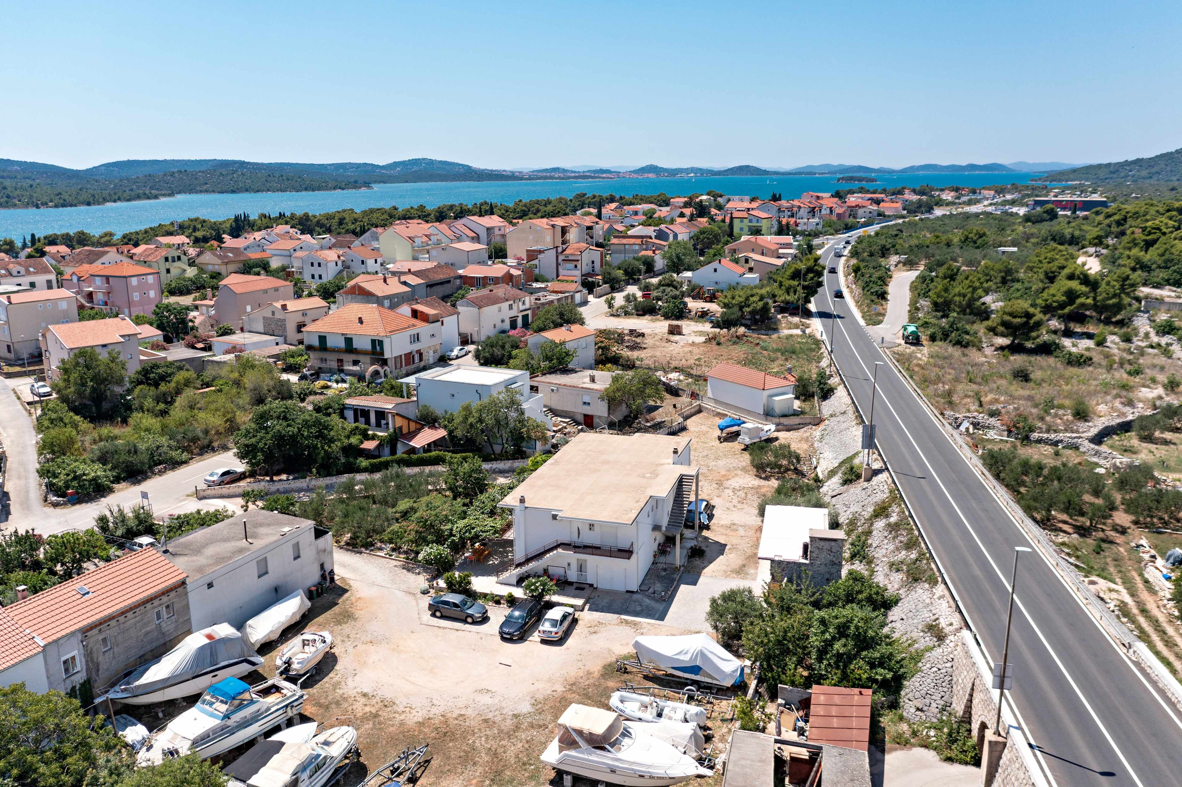 2-Zimmer-Ferienwohnung mit Balkon Pirovac, Sibenik A-13263-b