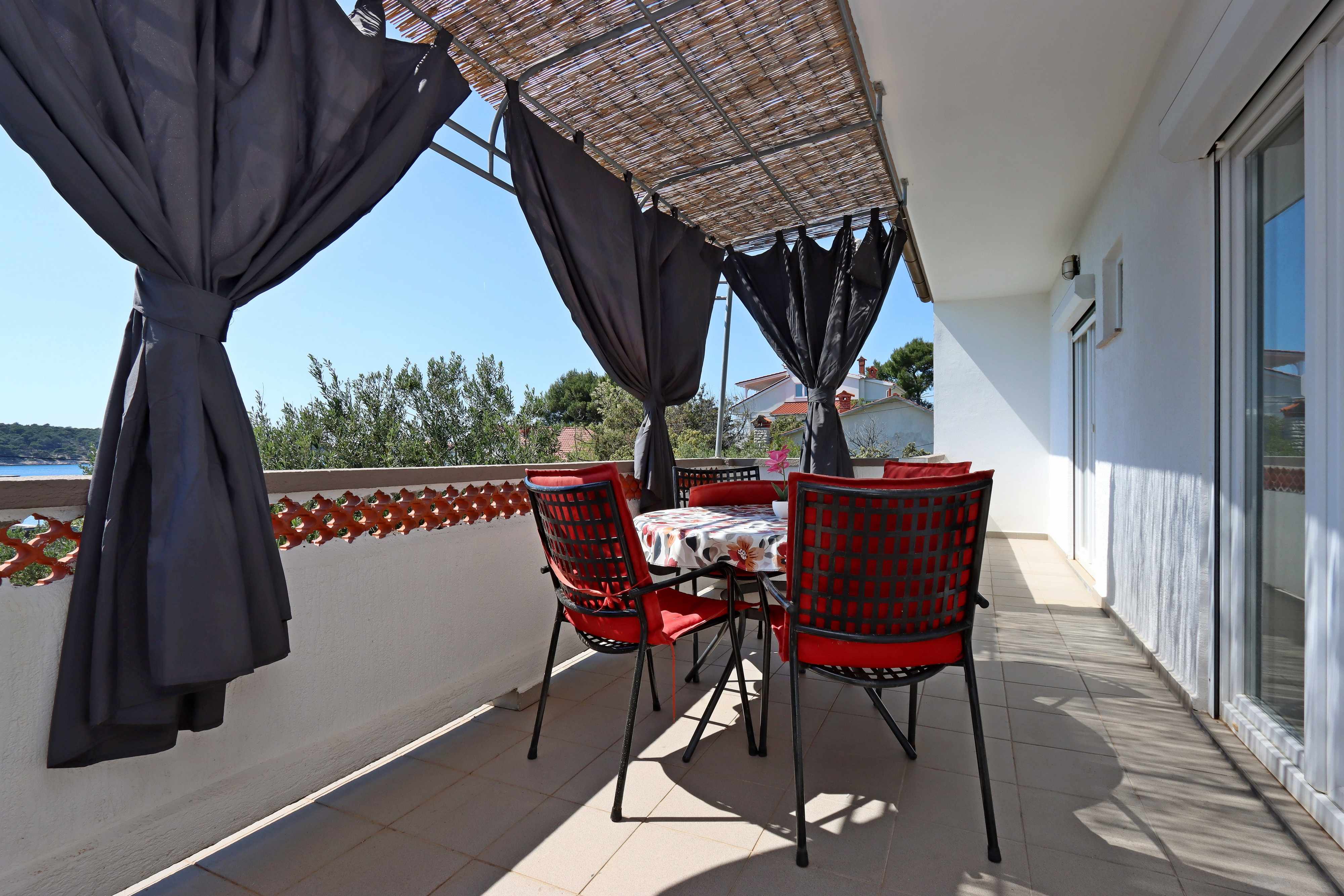 2-Zimmer-Ferienwohnung mit Terrasse und Meerblick Barbat, Rab A-14247-