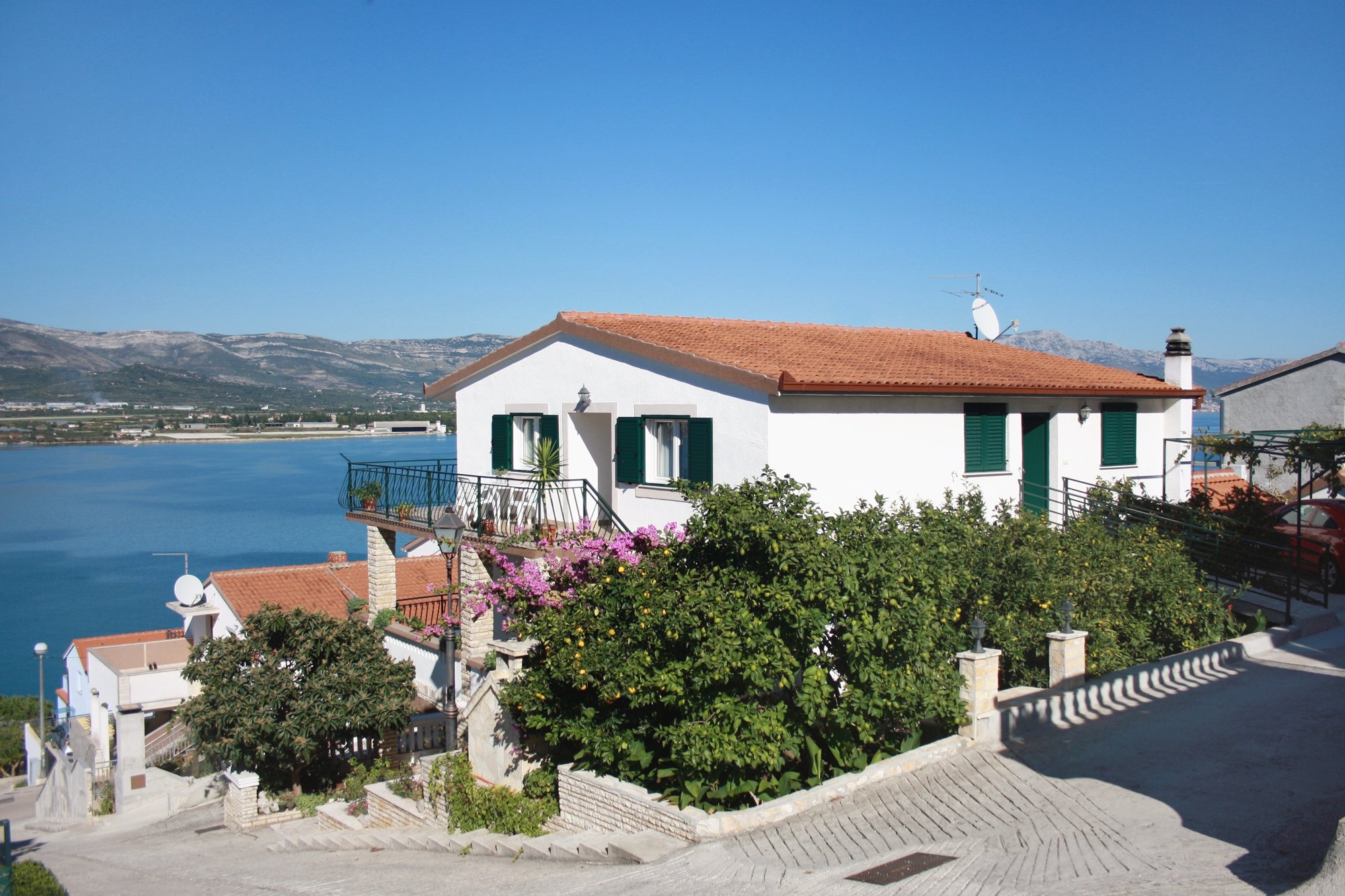 2-Zimmer-Ferienwohnung mit Terrasse und Meerblick Mastrinka, Ciovo A-2
