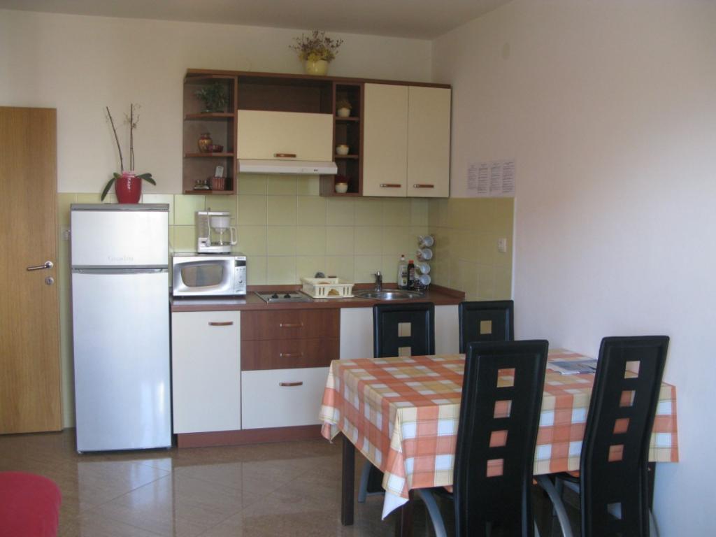 2 bis 4 Personen-Apartment im ersten Stock mit Klima