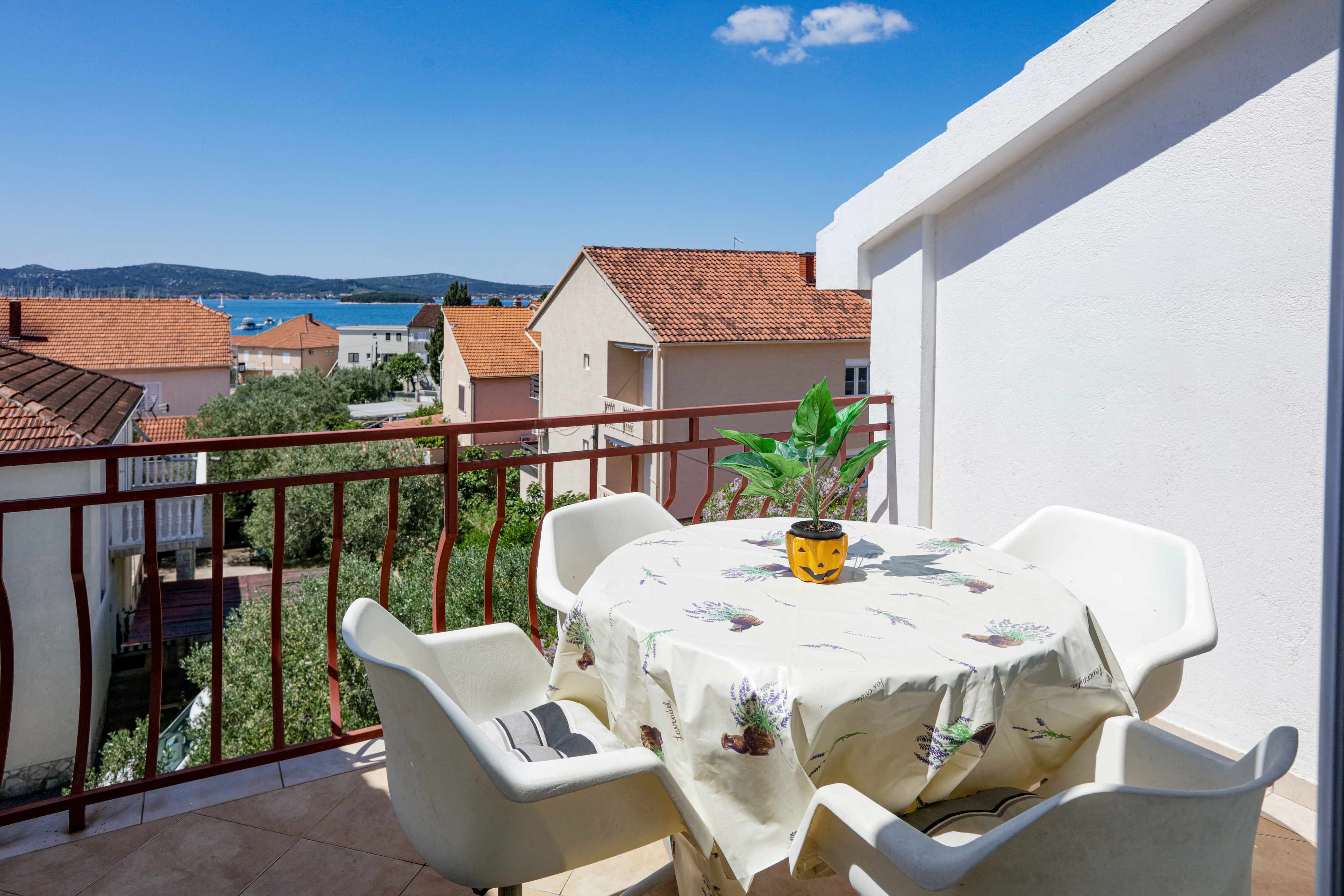 1-Zimmer-Ferienwohnung mit Terrasse und Meerblick Biograd na Moru A-21