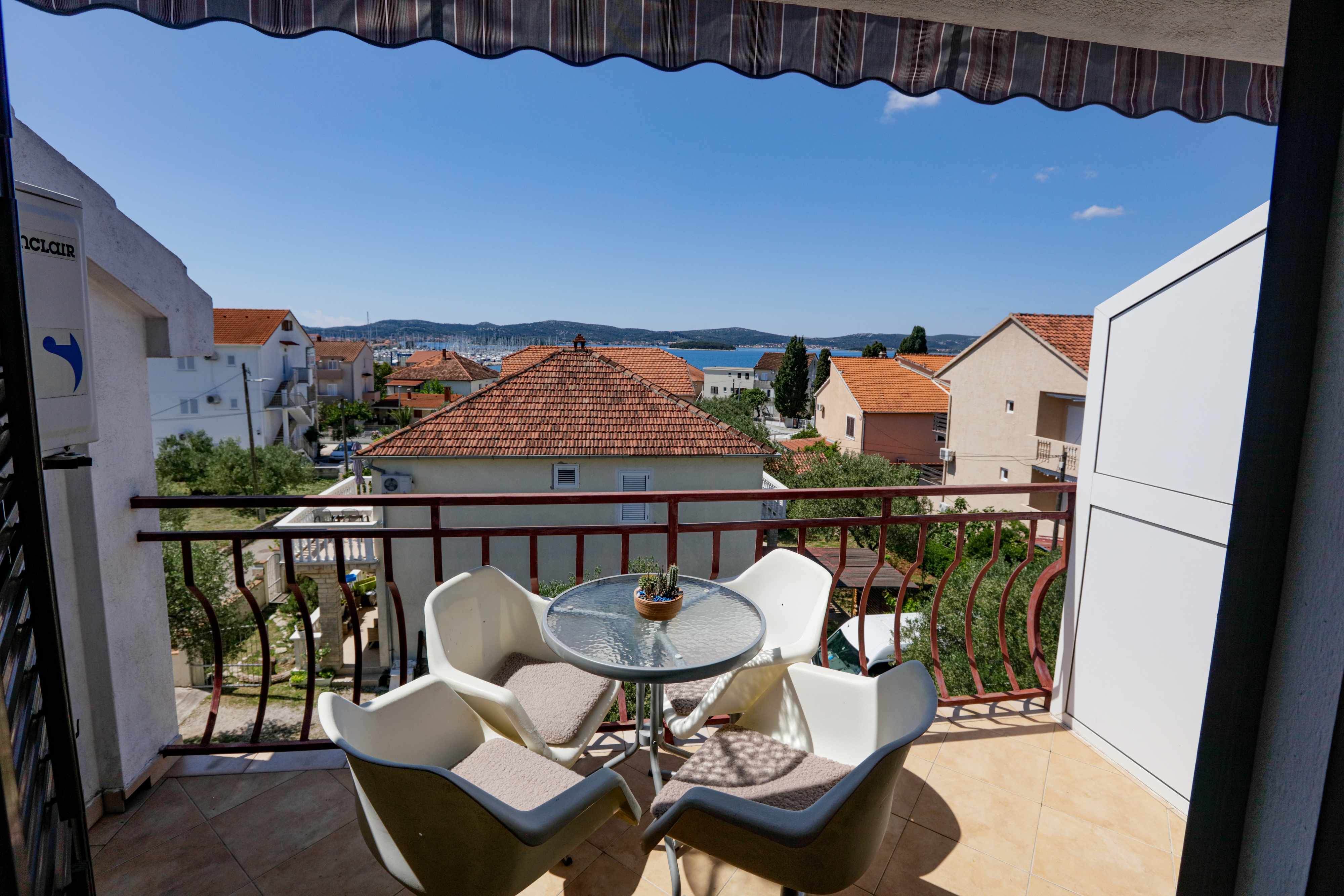 1-Zimmer-Ferienwohnung mit Terrasse und Meerblick Biograd na Moru A-21