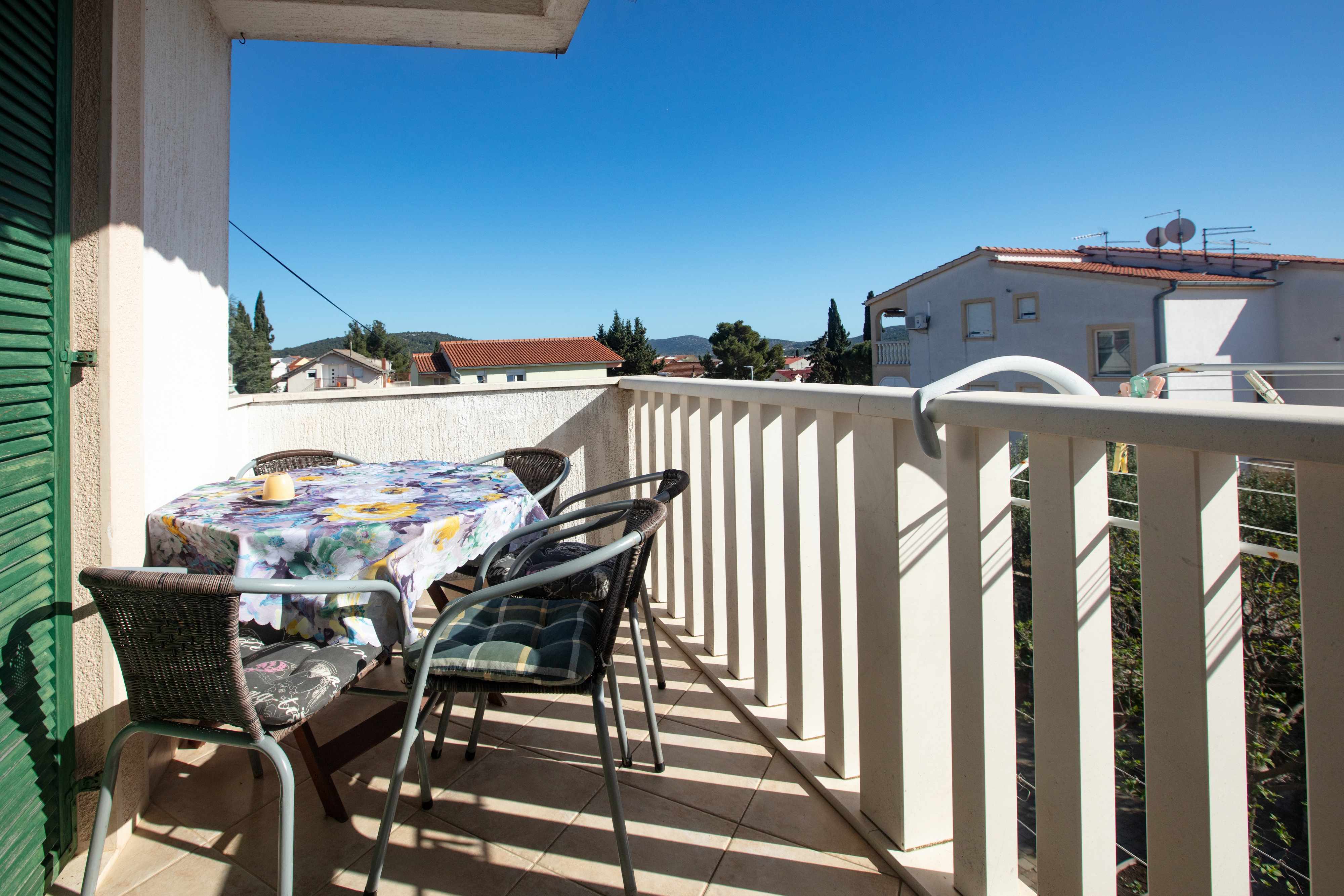 2-Zimmer-Ferienwohnung mit Balkon und Meerblick Pirovac, Sibenik A-225