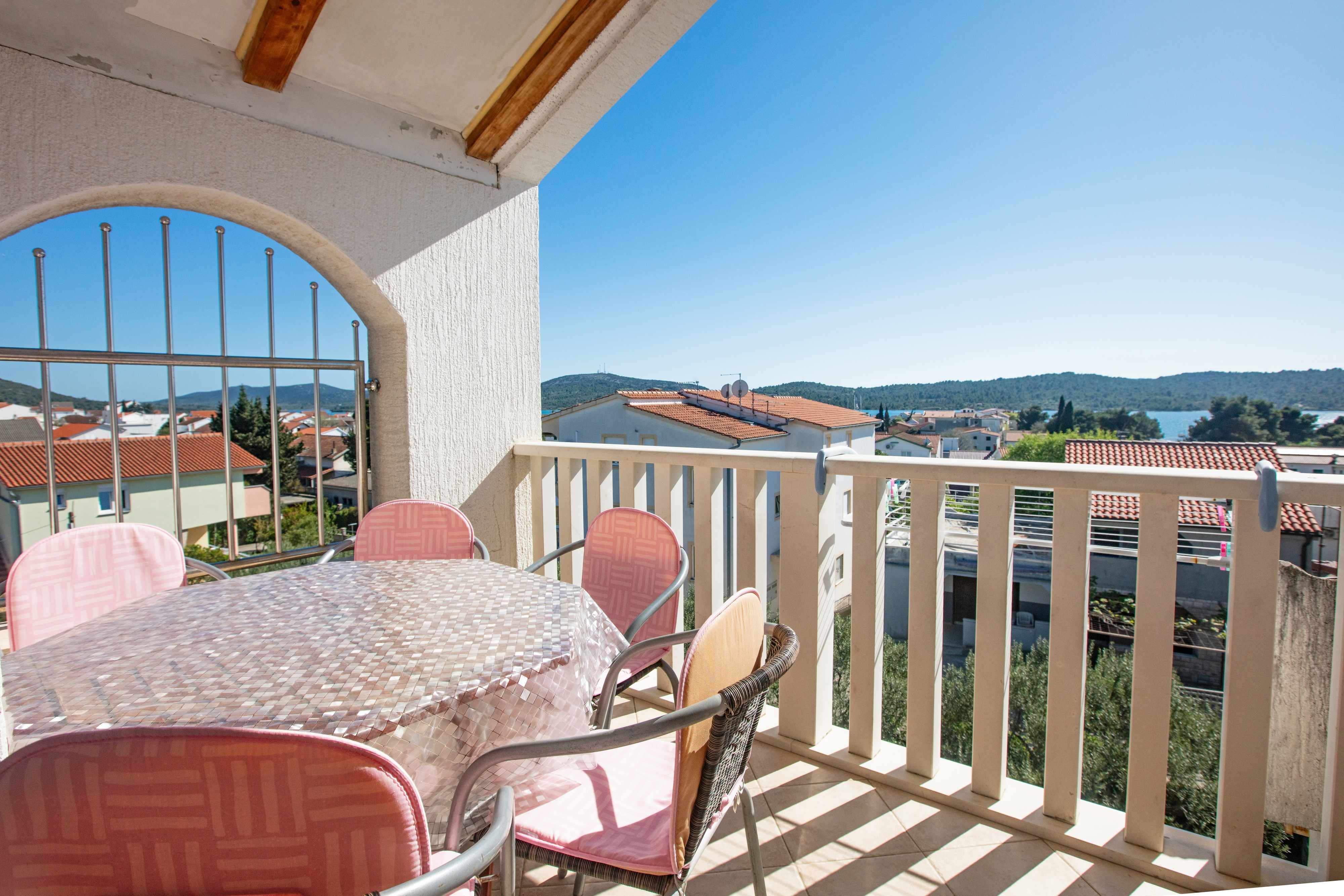3-Zimmer-Ferienwohnung mit Balkon und Meerblick Pirovac, Sibenik A-225