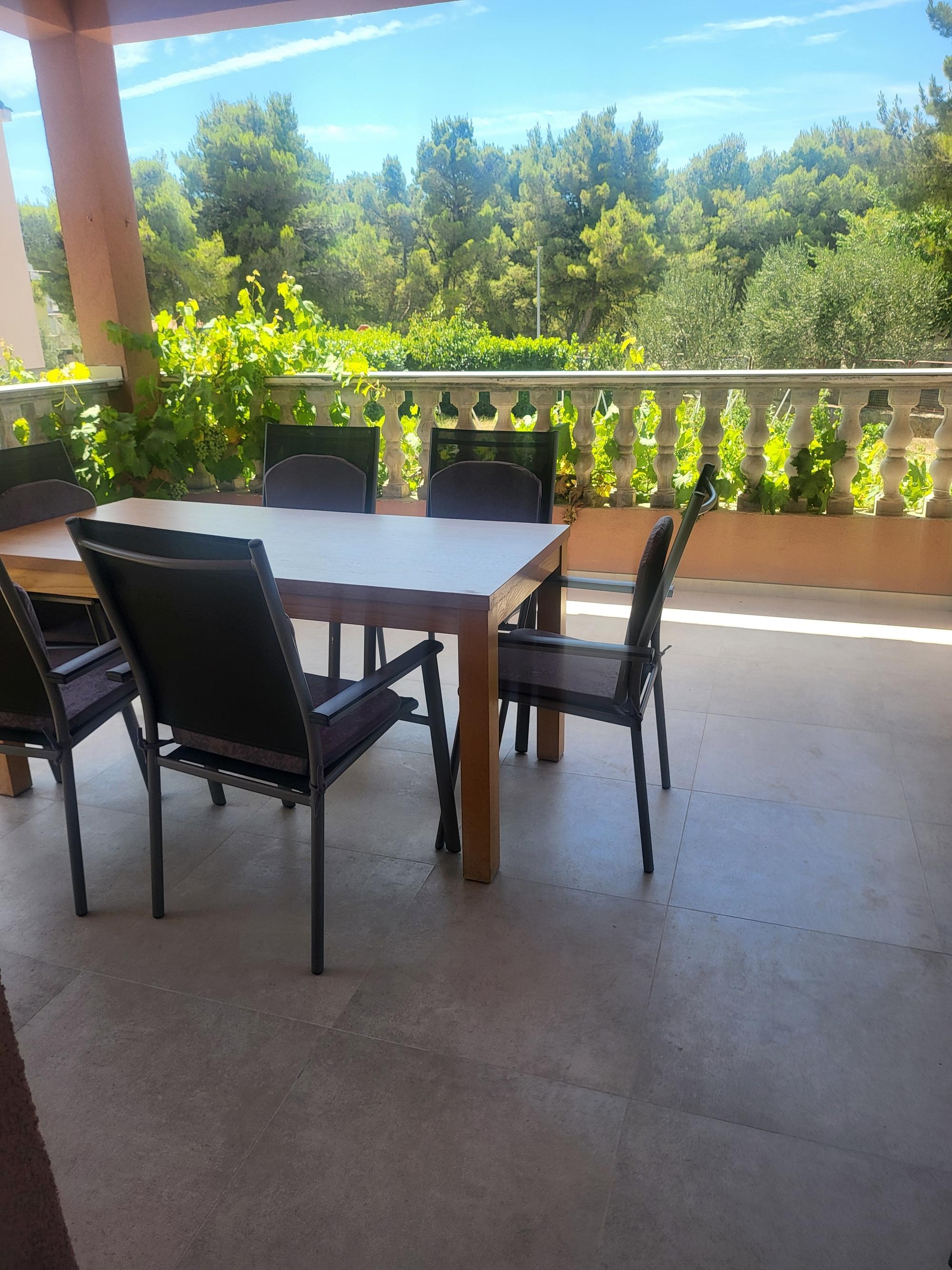 3-Zimmer-Ferienwohnung mit Terrasse Pirovac, Sibenik A-6280-c