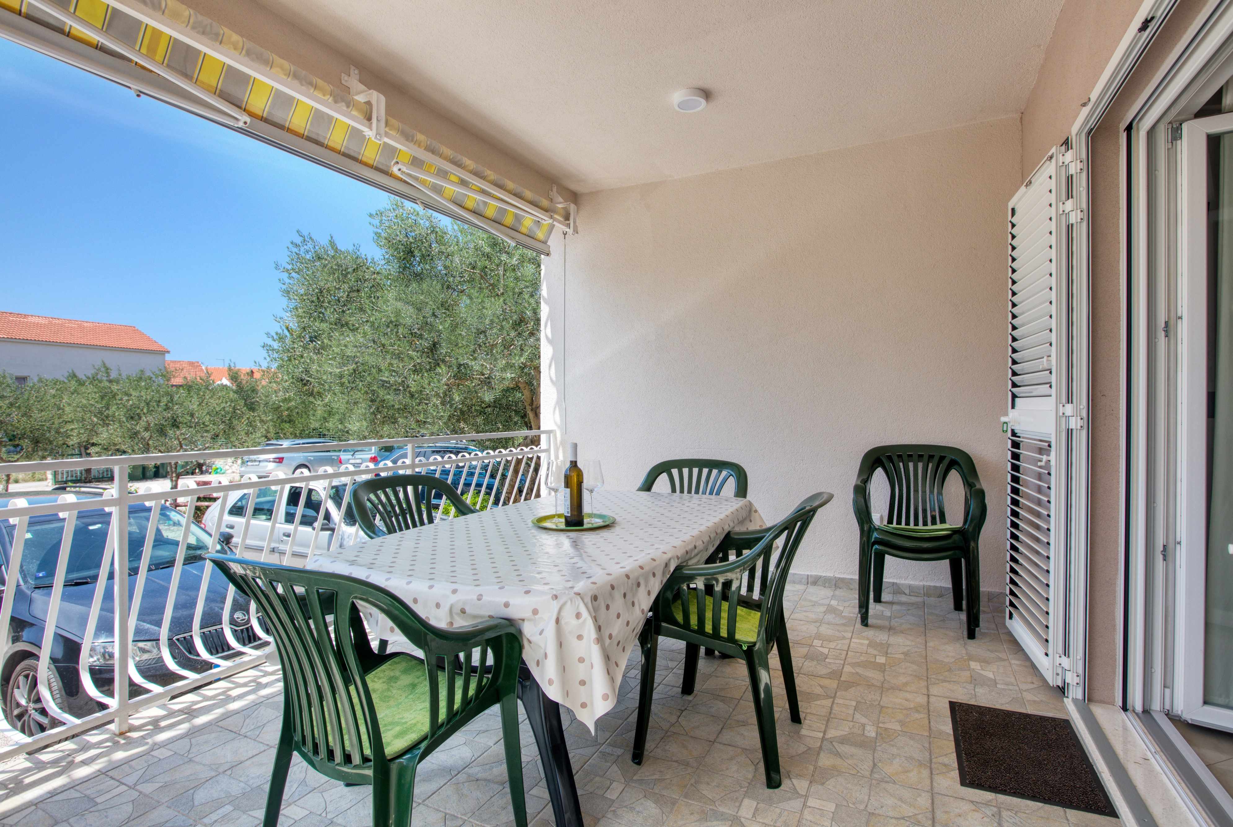 2-Zimmer-Ferienwohnung mit Terrasse Zaboric, Sibenik A-469-a
