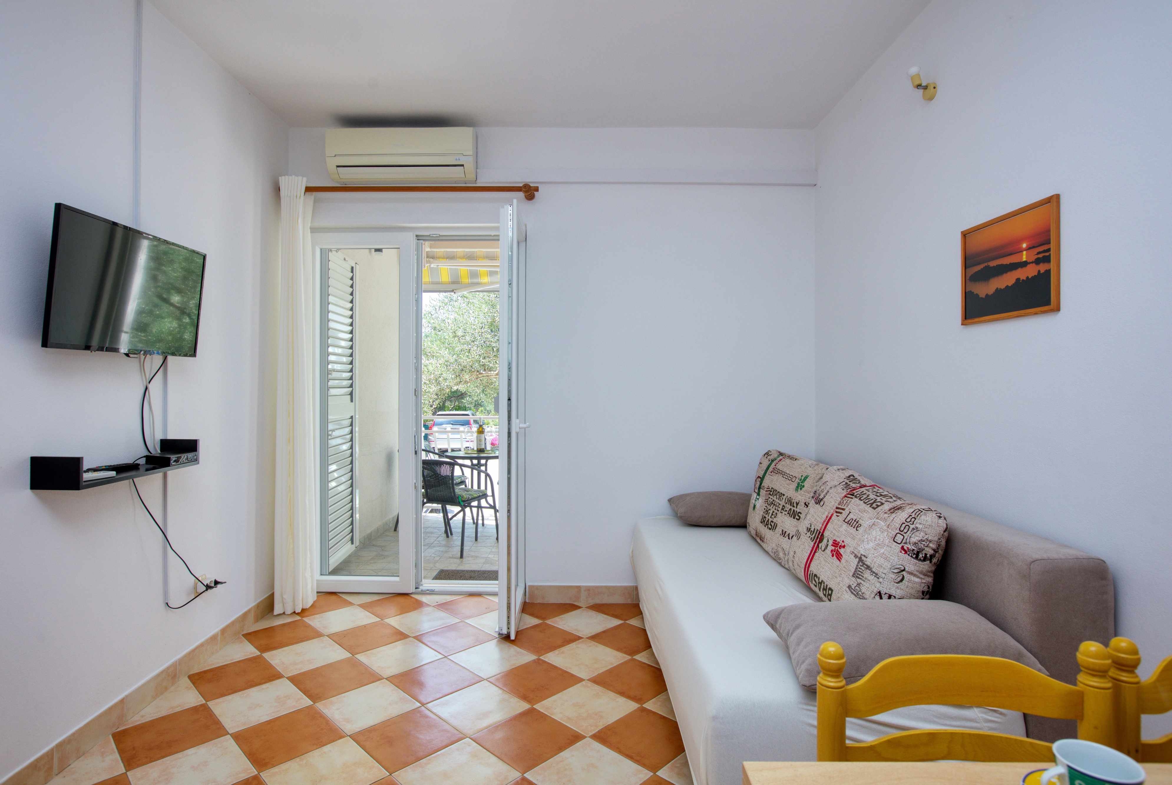 1-Zimmer-Ferienwohnung mit Terrasse Zaboric, Sibenik A-469-b