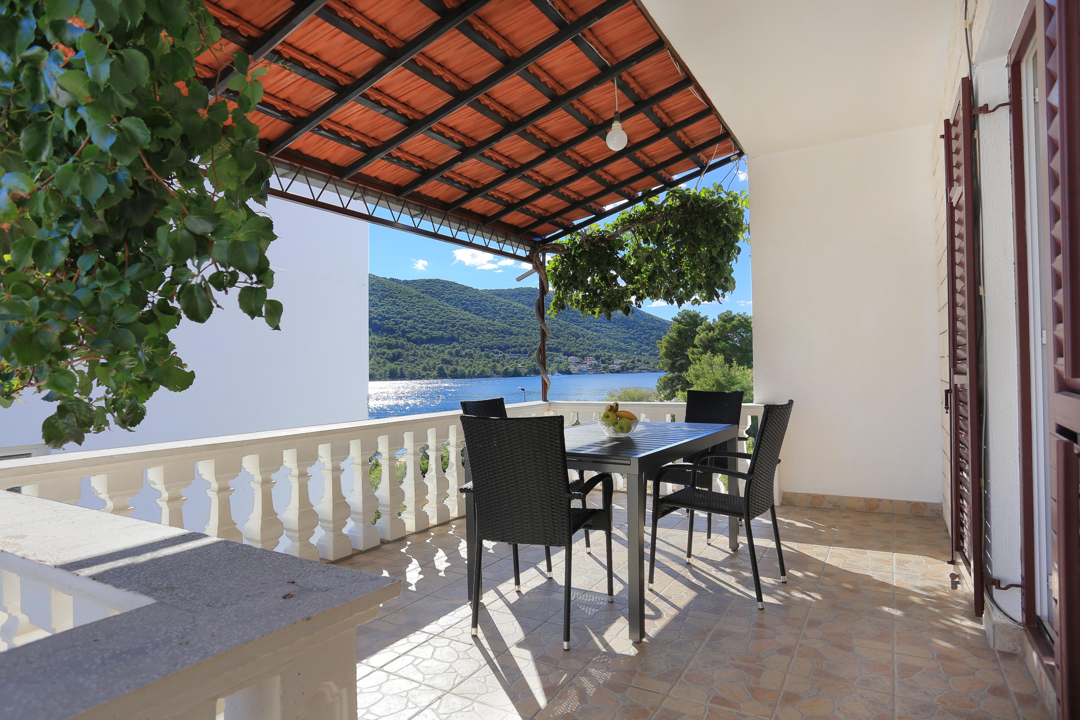 2-Zimmer-Ferienwohnung am Strand Grebastica, Sibenik A-471-a