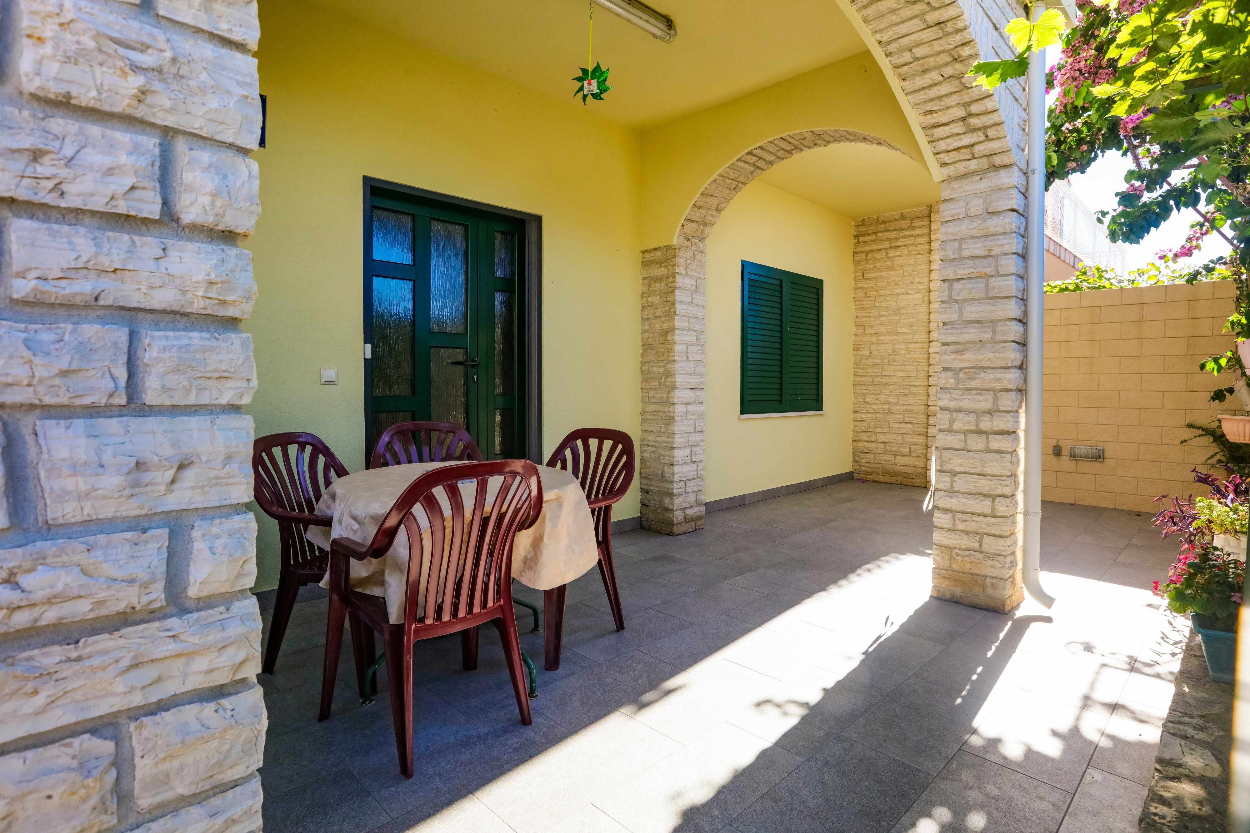 2-Zimmer-Ferienwohnung am Strand Zaboric, Sibenik A-958-b