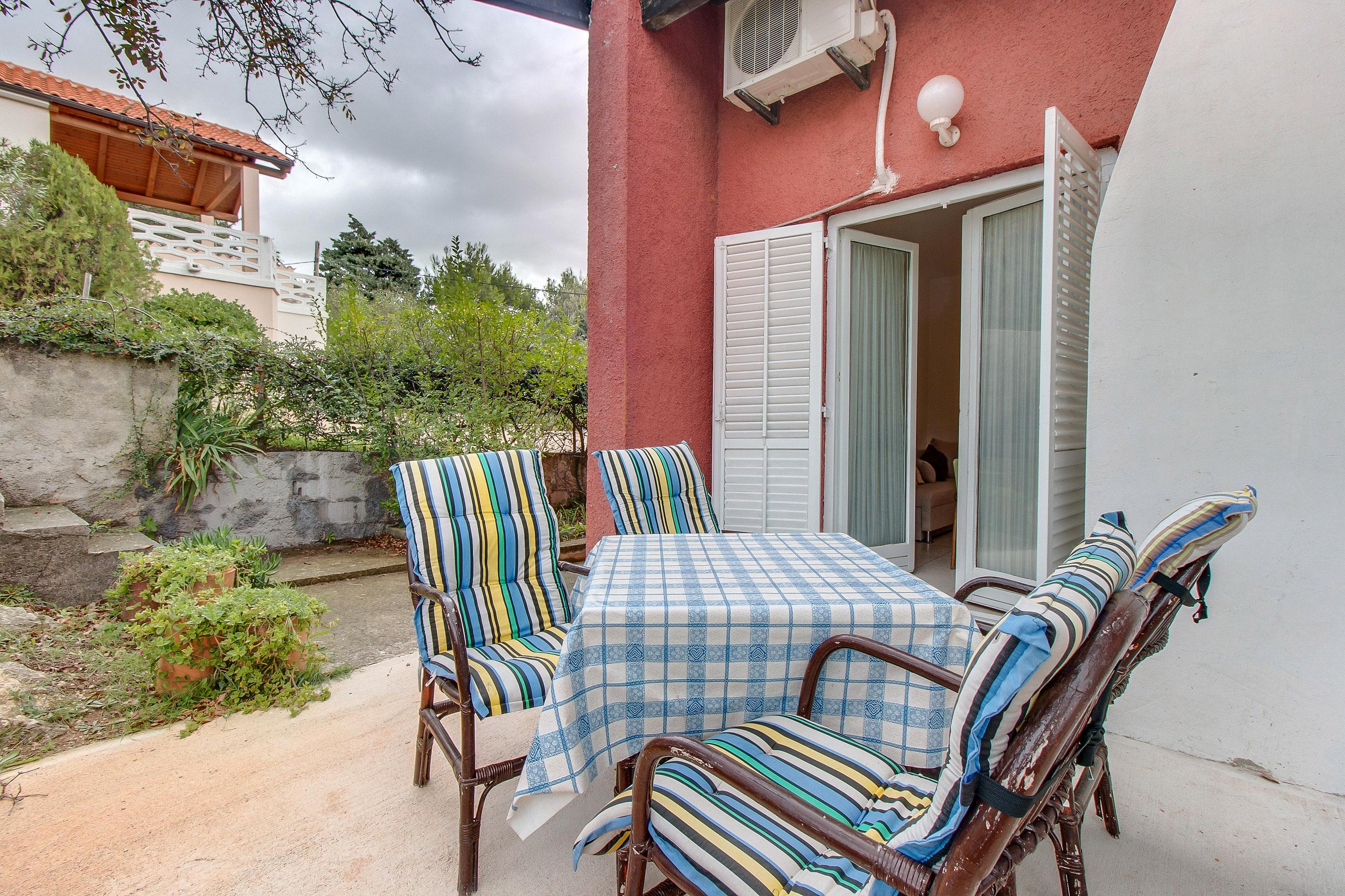 2-Zimmer-Ferienwohnung mit Terrasse Nerezine, Losinj A-2516-b