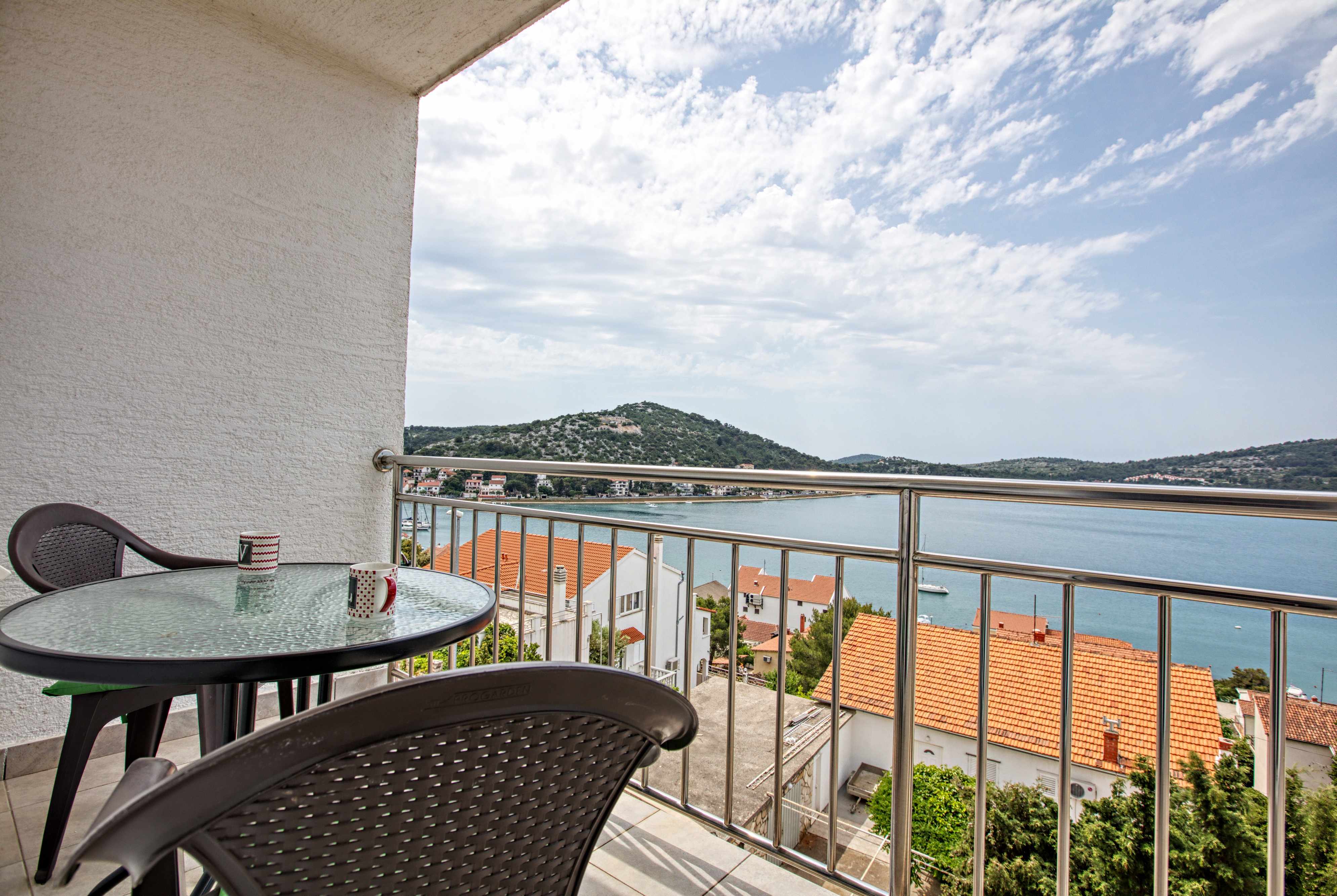 2-Zimmer-Ferienwohnung mit Balkon und Meerblick Tisno, Murter A-5130-a