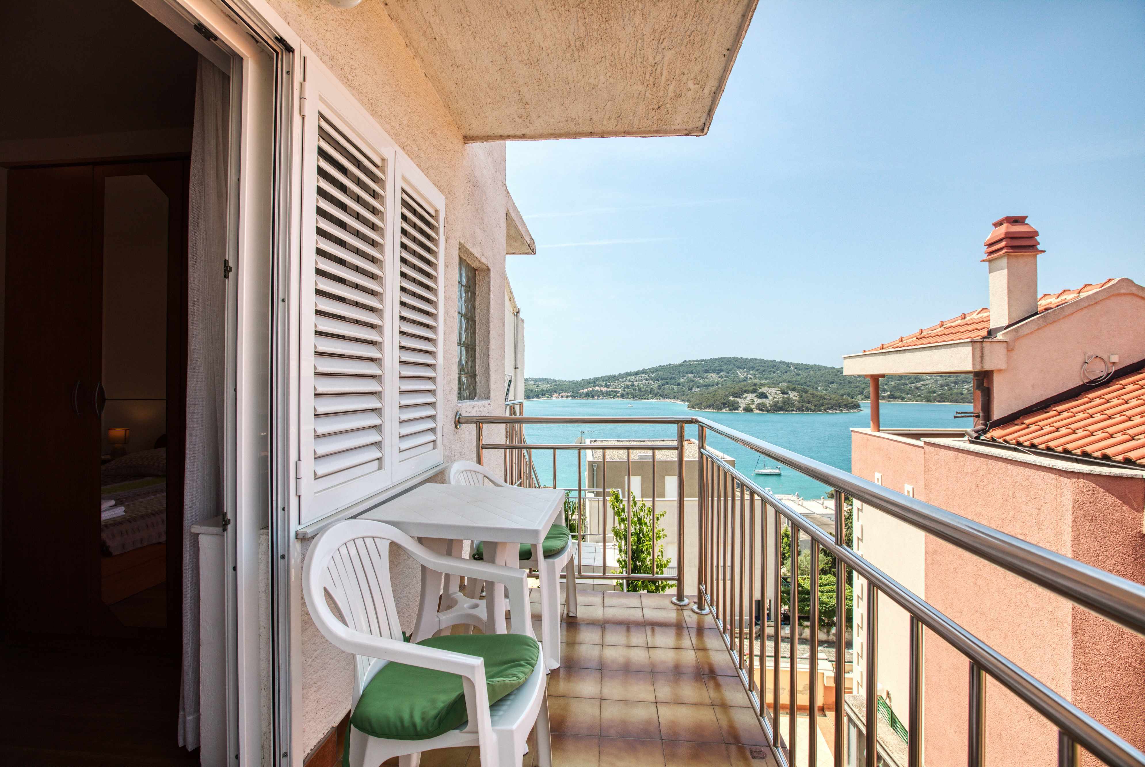 2-Zimmer-Ferienwohnung mit Balkon und Meerblick Tisno, Murter A-5130-b