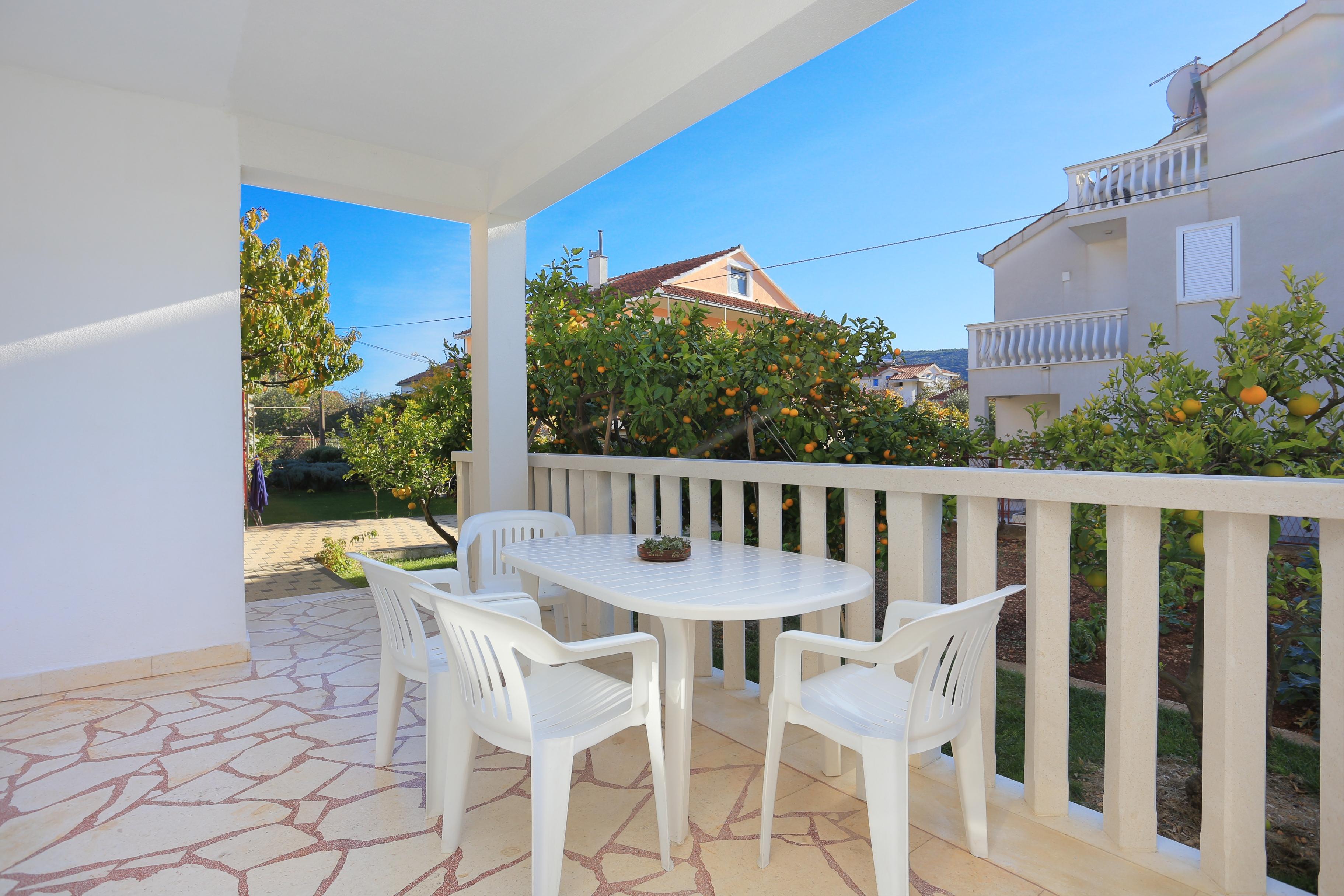 2-Zimmer-Ferienwohnung mit Terrasse und Meerblick Poljica, Trogir A-51
