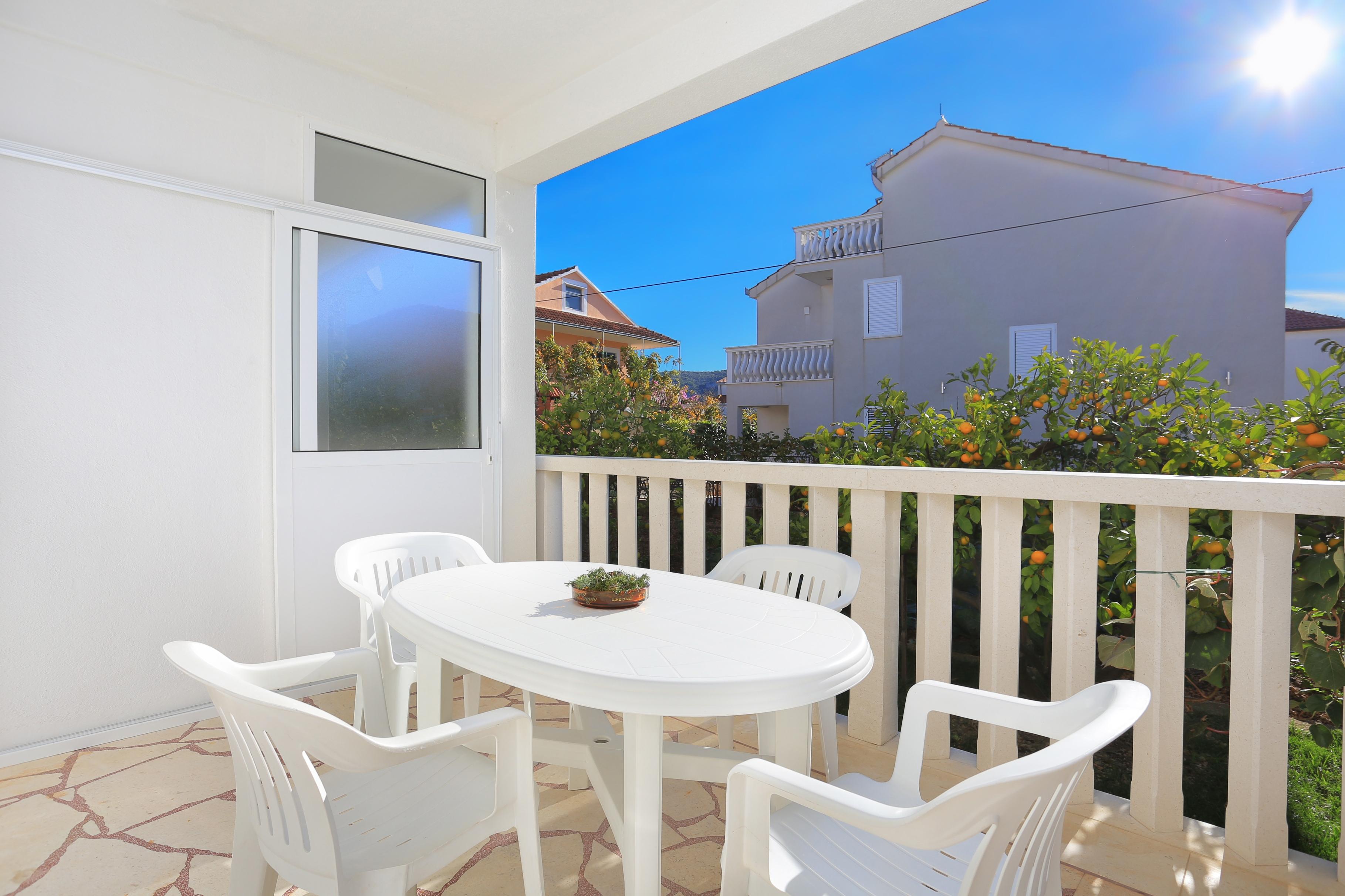 2-Zimmer-Ferienwohnung mit Terrasse Poljica, Trogir A-5199-b