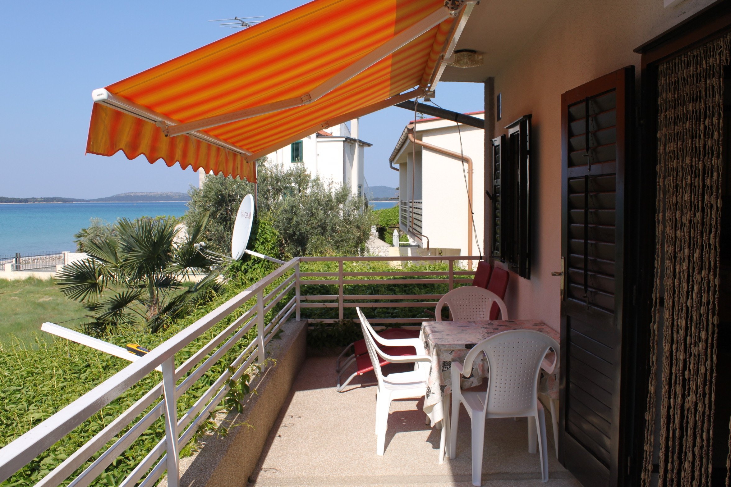 2-Zimmer-Ferienwohnung am Strand Zaboric, Sibenik A-6097-a