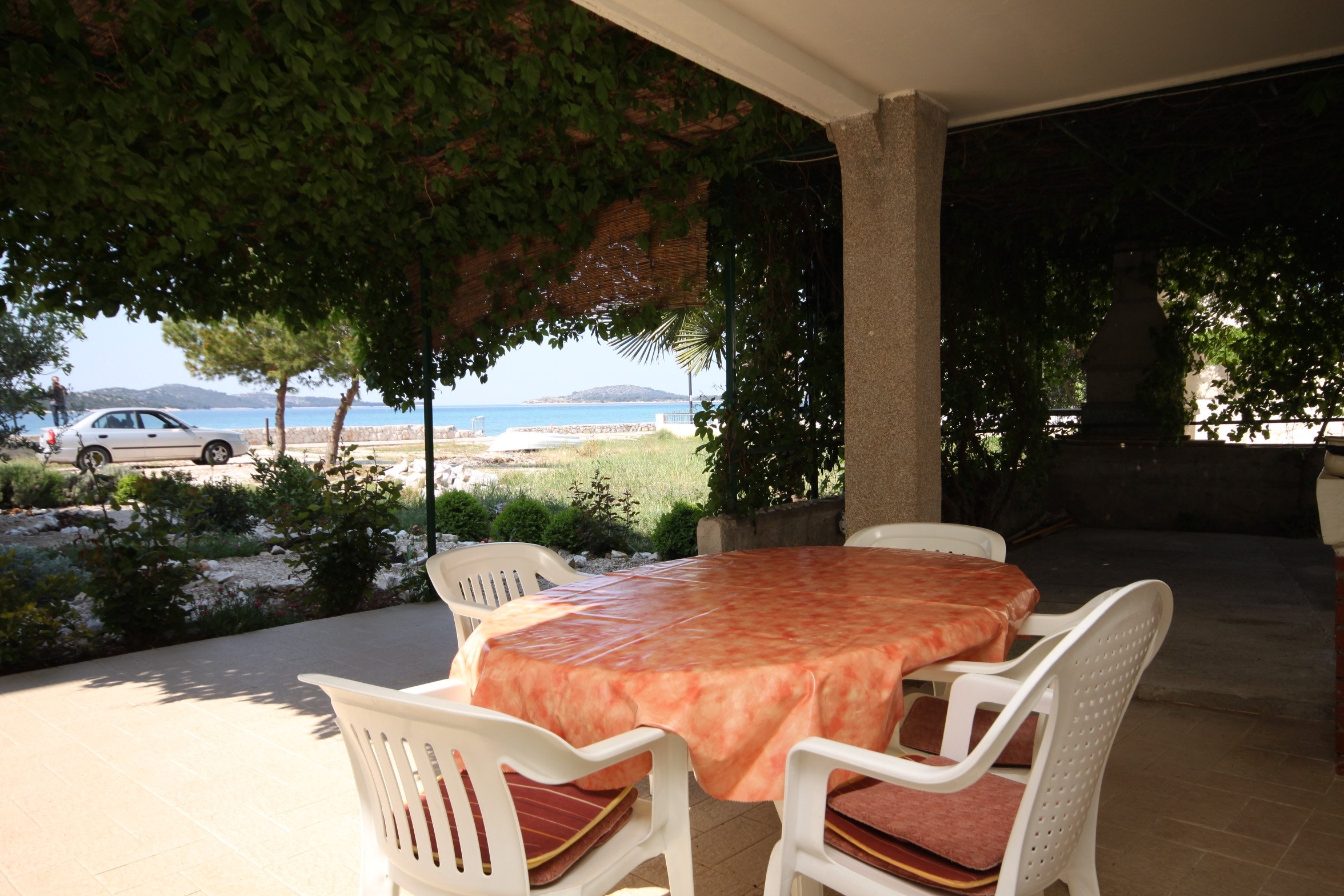2-Zimmer-Ferienwohnung am Strand Zaboric, Sibenik A-6097-b