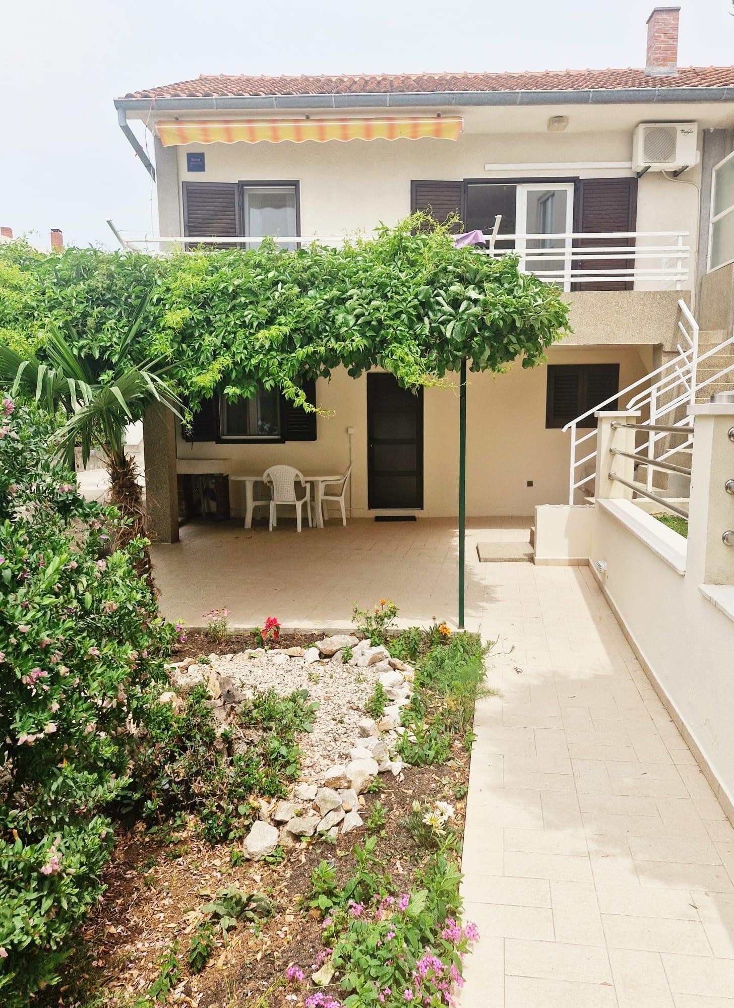 2-Zimmer-Ferienwohnung am Strand Zaboric, Sibenik A-6097-b
