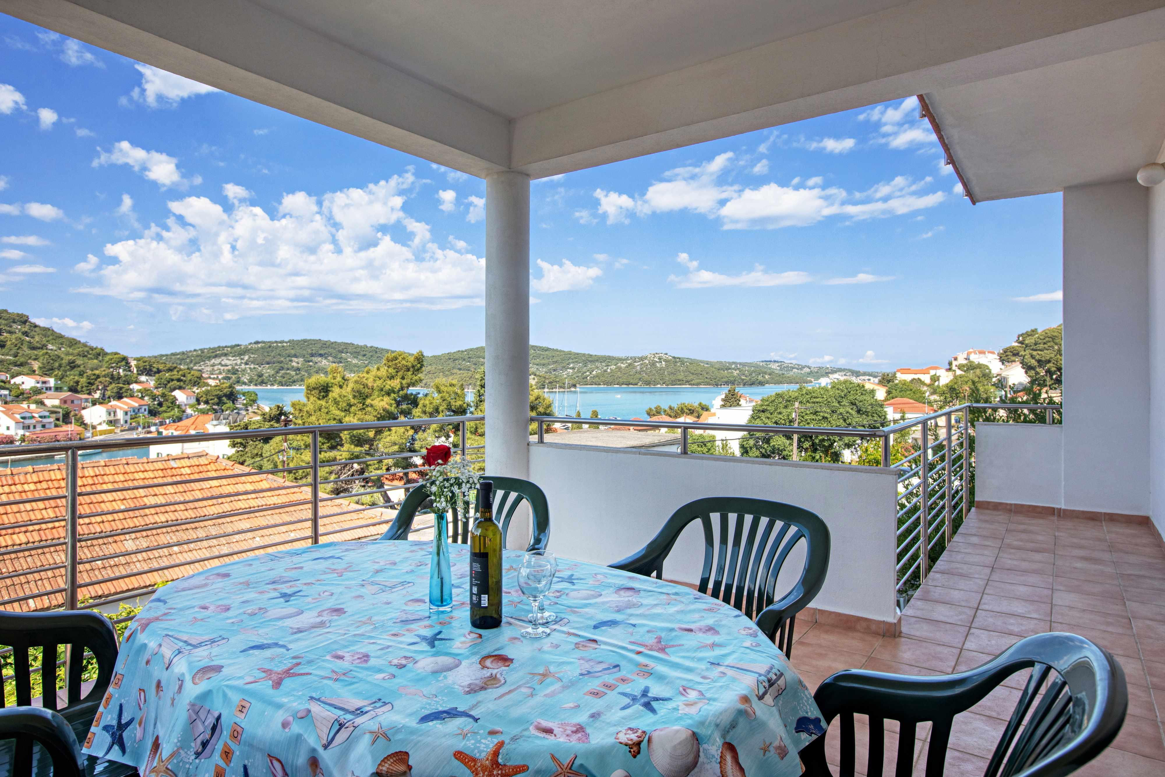 2-Zimmer-Ferienwohnung mit Terrasse und Meerblick Tisno, Murter A-4295