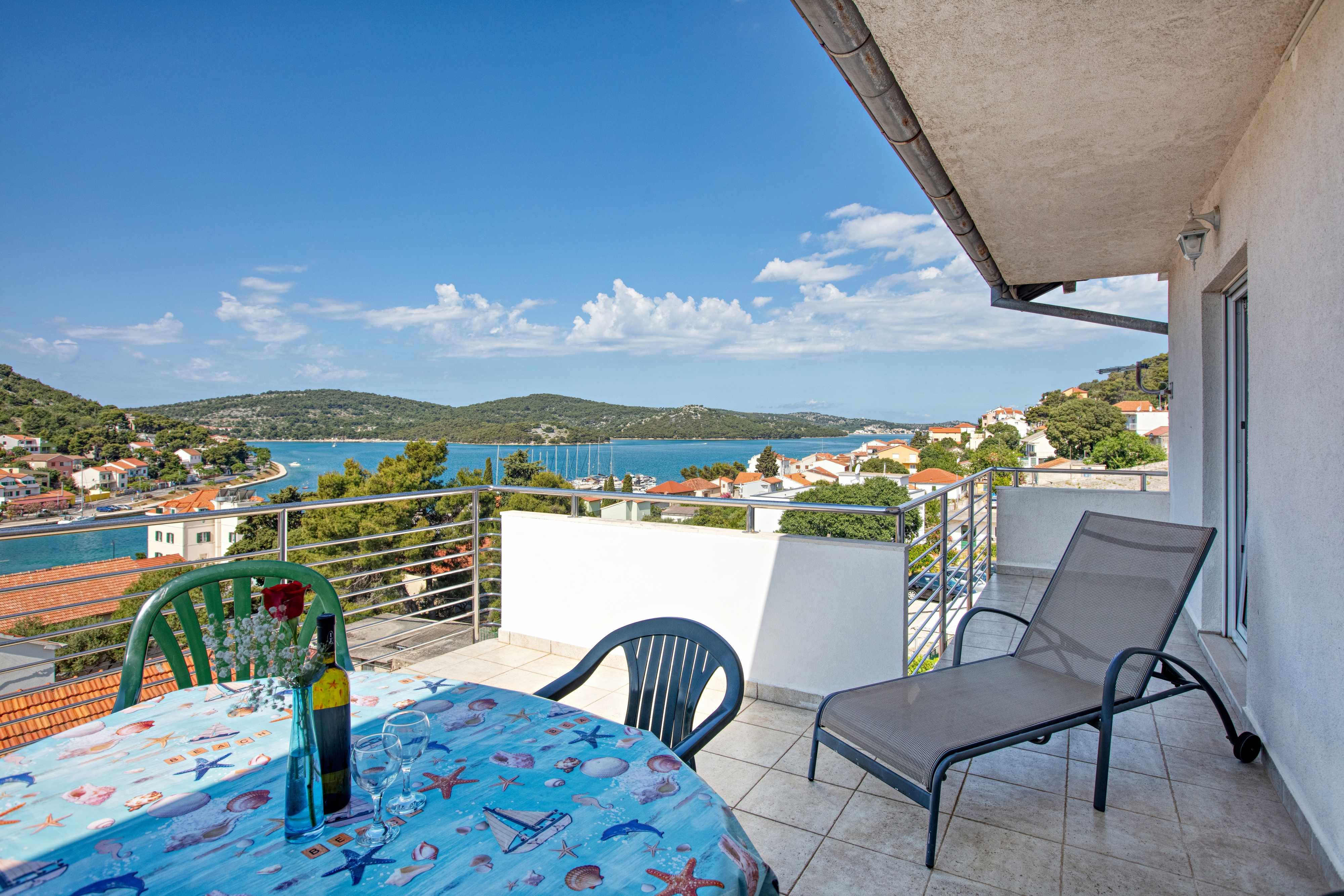 1-Zimmer-Ferienwohnung mit Terrasse und Meerblick Tisno, Murter A-4295