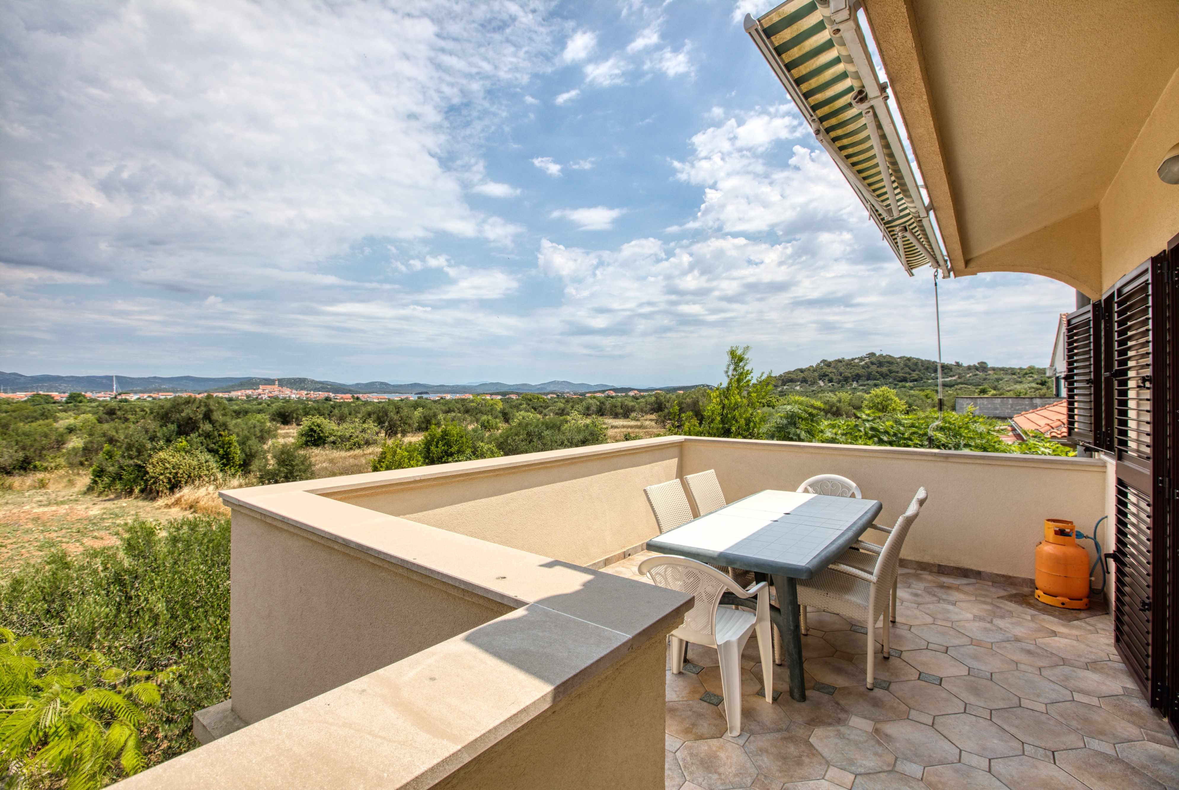 3-Zimmer-Ferienwohnung mit Terrasse und Meerblick Murter A-5088-e