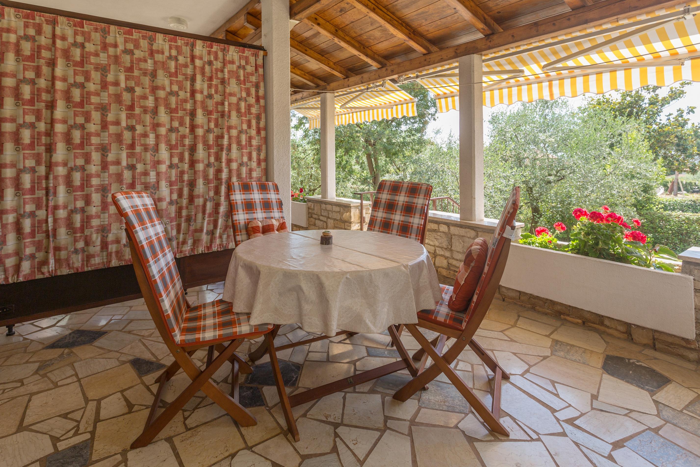 2-Zimmer-Ferienwohnung mit Terrasse Kukci, Porec A-7166-a
