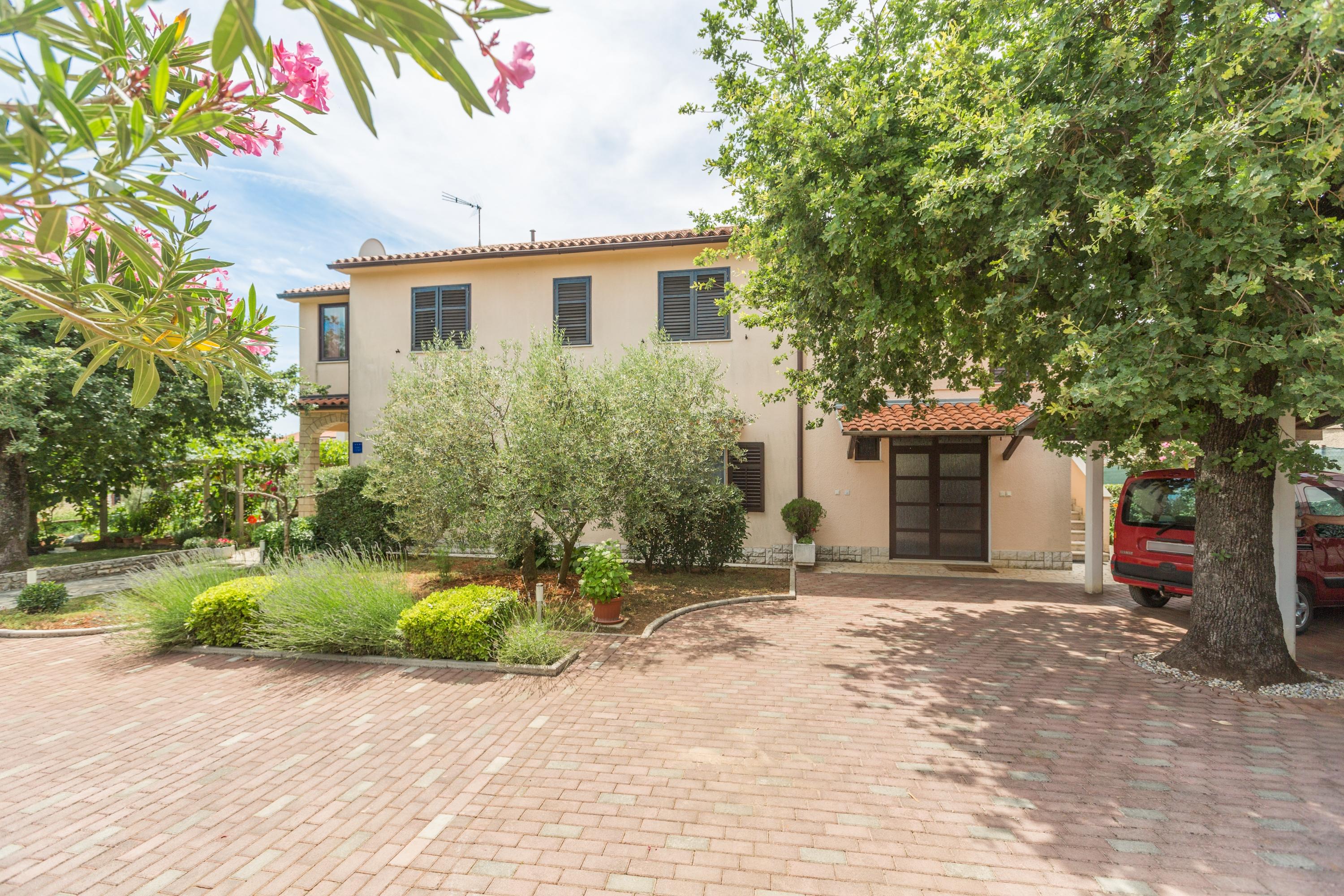 2-Zimmer-Ferienwohnung mit Terrasse Kukci, Porec A-7166-a
