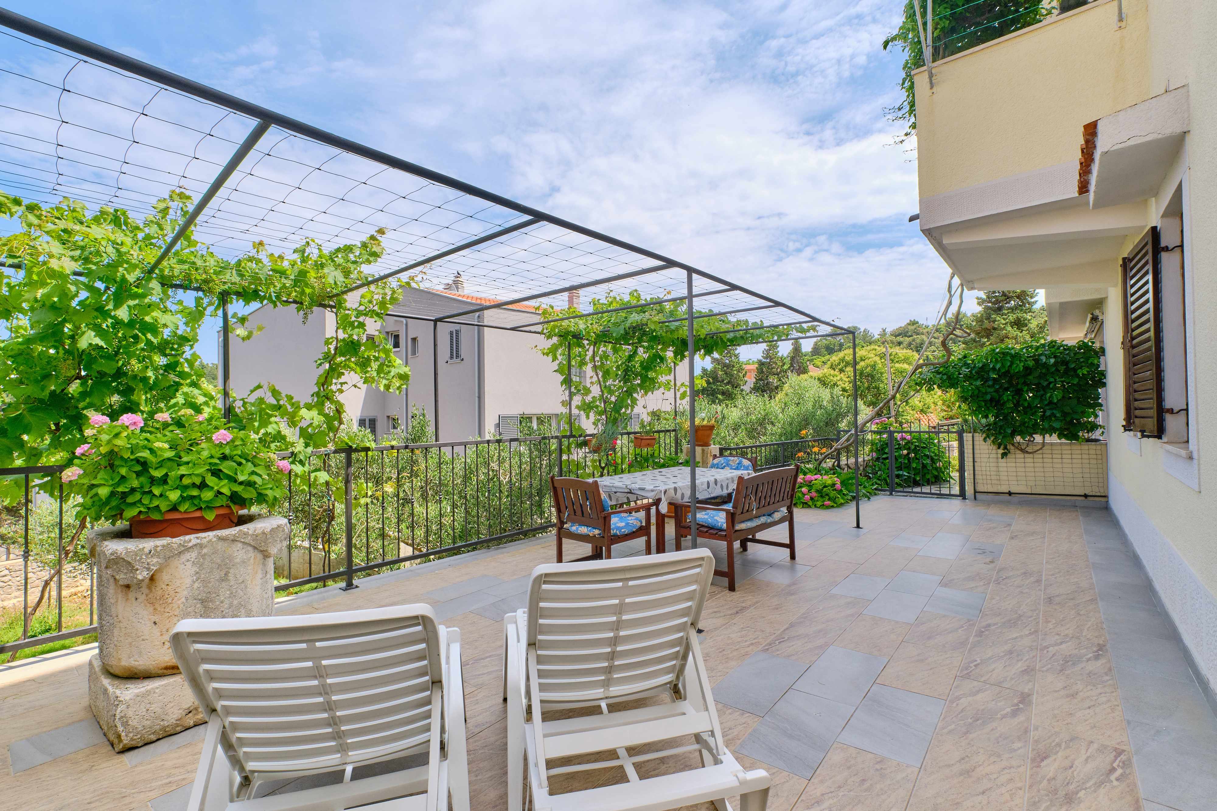 2-Zimmer-Ferienwohnung mit Terrasse und Meerblick Mali Losinj, Losinj