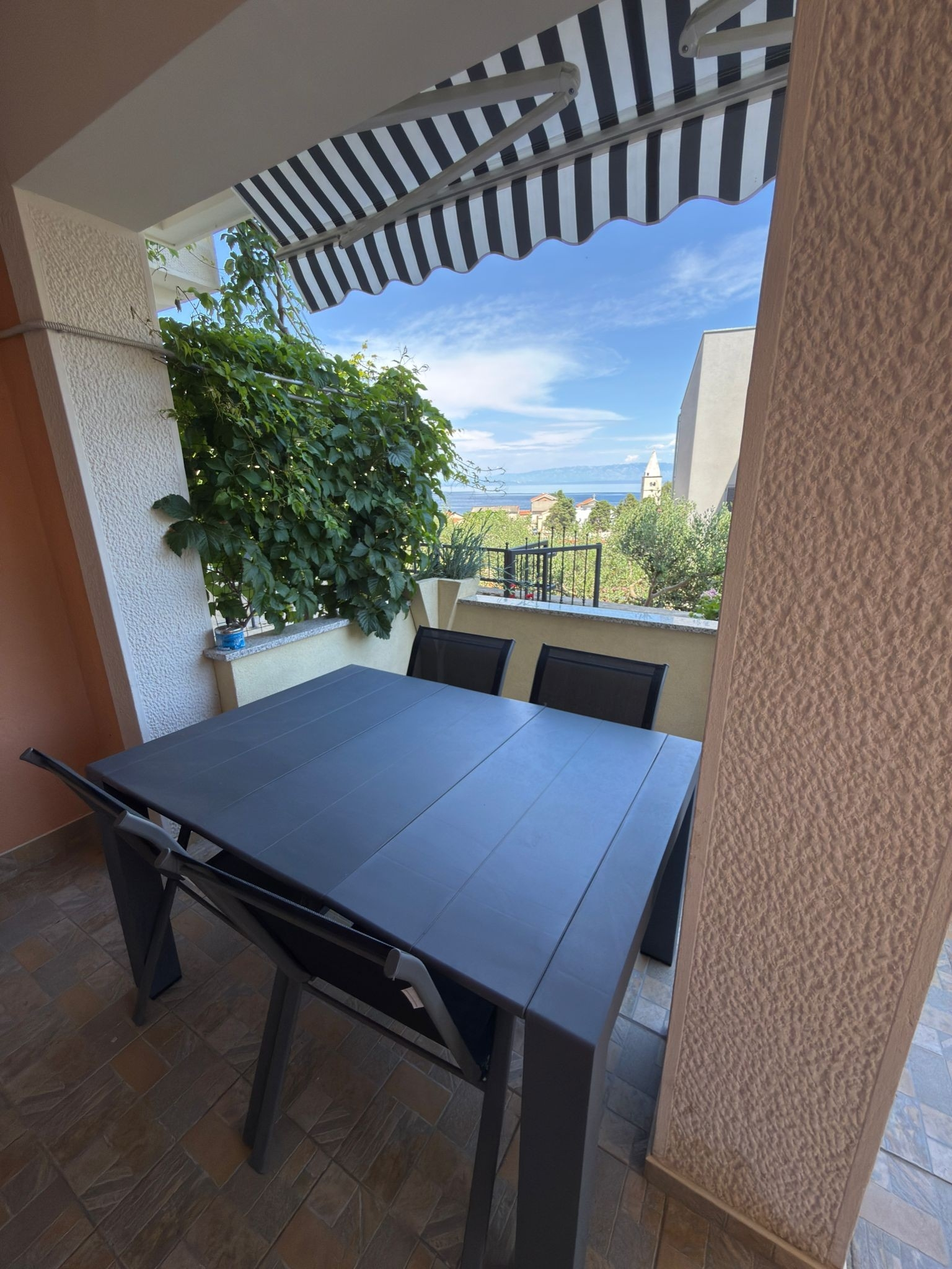 2-Zimmer-Ferienwohnung mit Terrasse und Meerblick Mali Losinj, Losinj