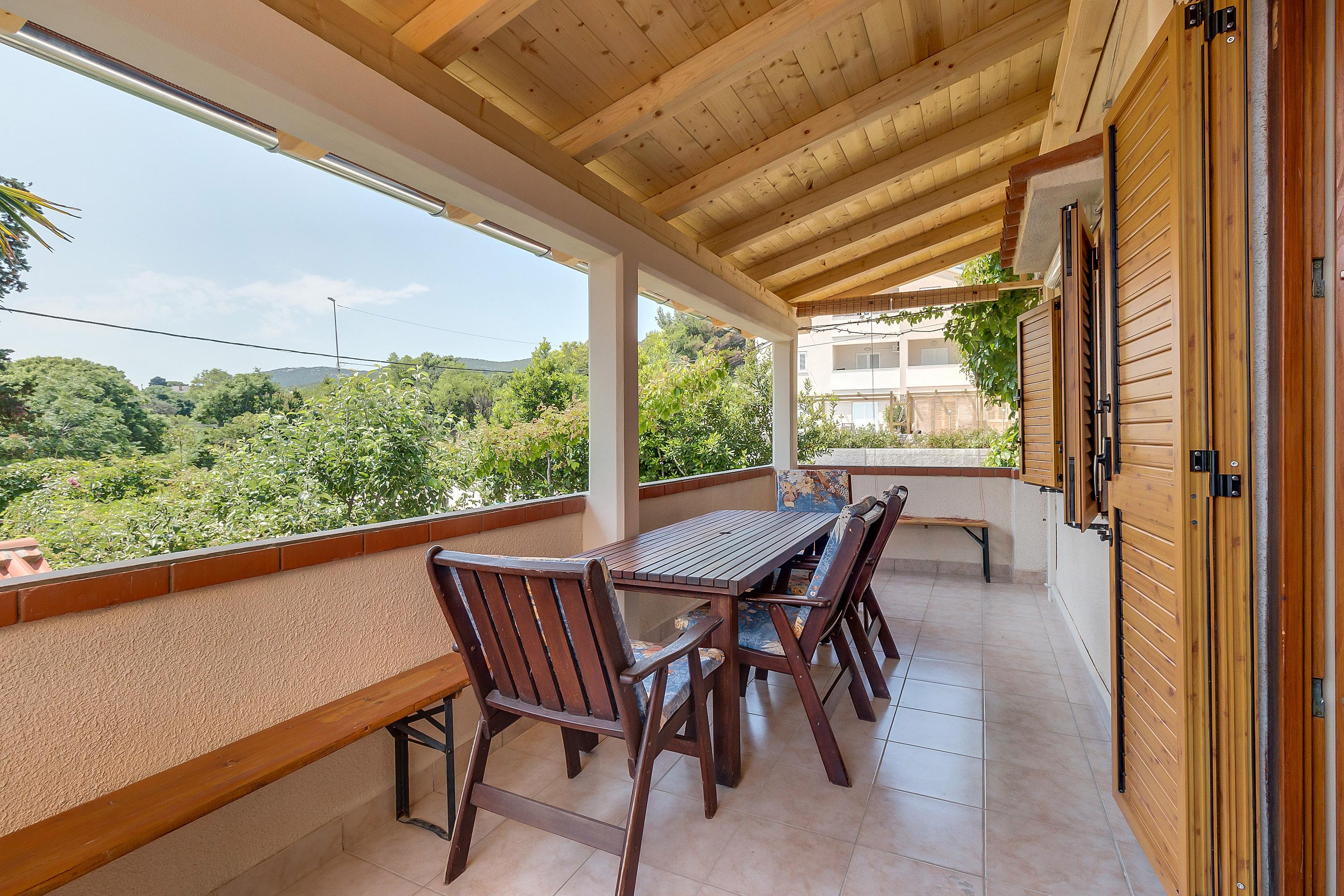 2-Zimmer-Ferienwohnung mit Terrasse Nerezine, Losinj A-8049-a