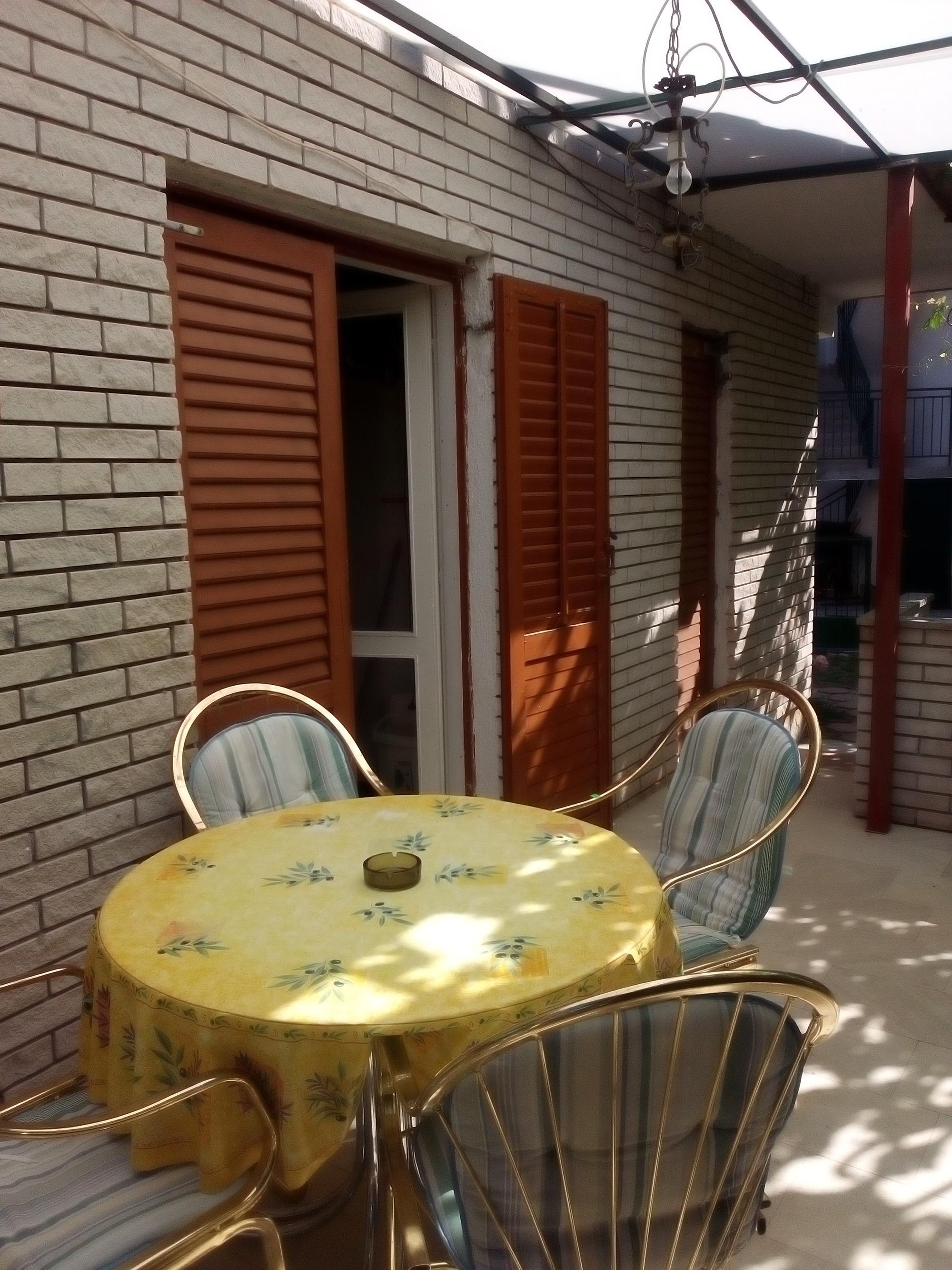 2-Zimmer-Ferienwohnung mit Terrasse Zaboric, Sibenik A-8368-b