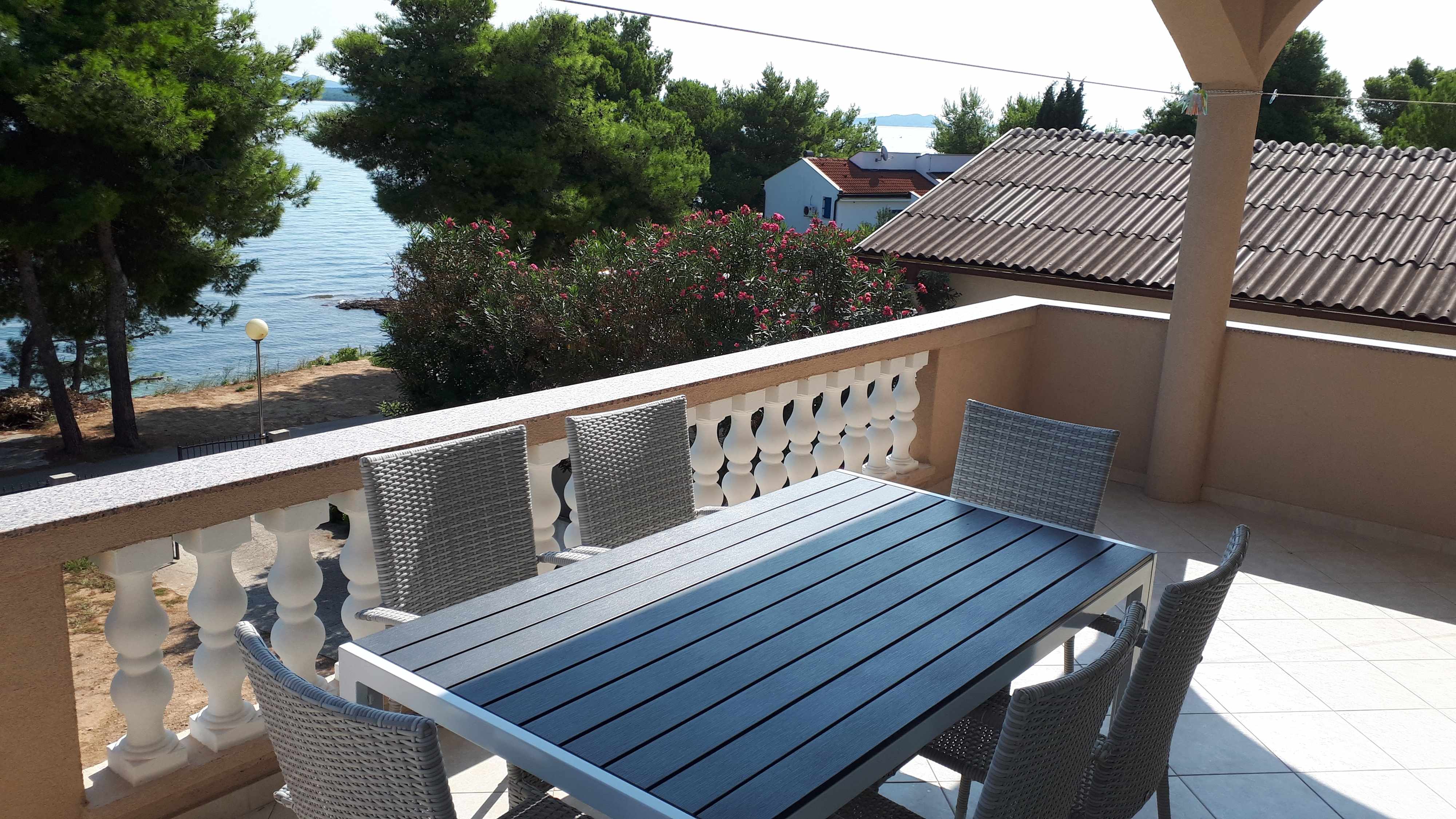 2-Zimmer-Ferienwohnung am Strand Tkon, Pasman A-8454-a