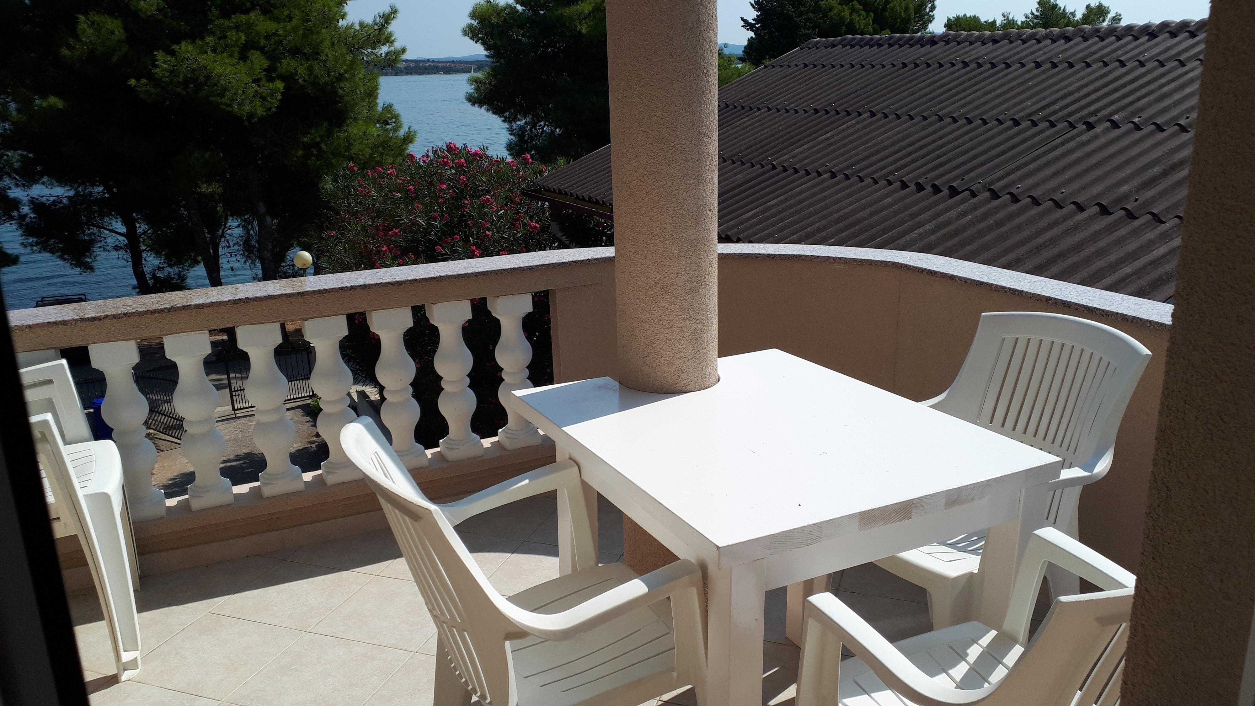 2-Zimmer-Ferienwohnung am Strand Tkon, Pasman A-8454-b