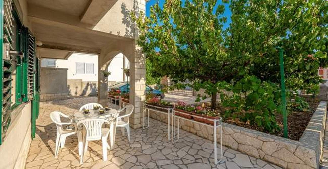 1-Zimmer-Ferienwohnung mit Terrasse Grebastica, Sibenik A-11572-a
