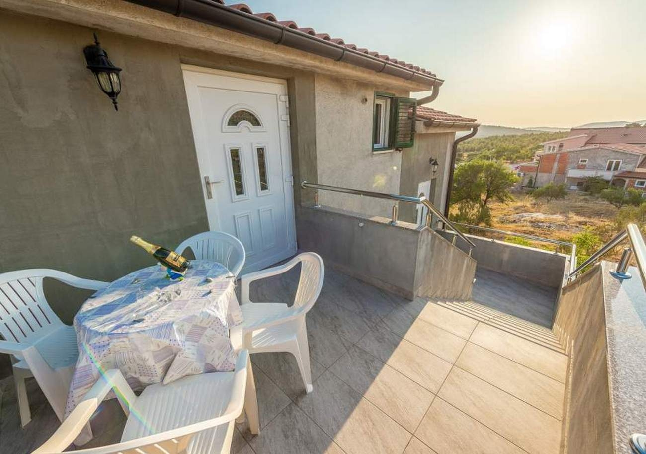2-Zimmer-Ferienwohnung mit Terrasse und Meerblick Grebastica, Sibenik