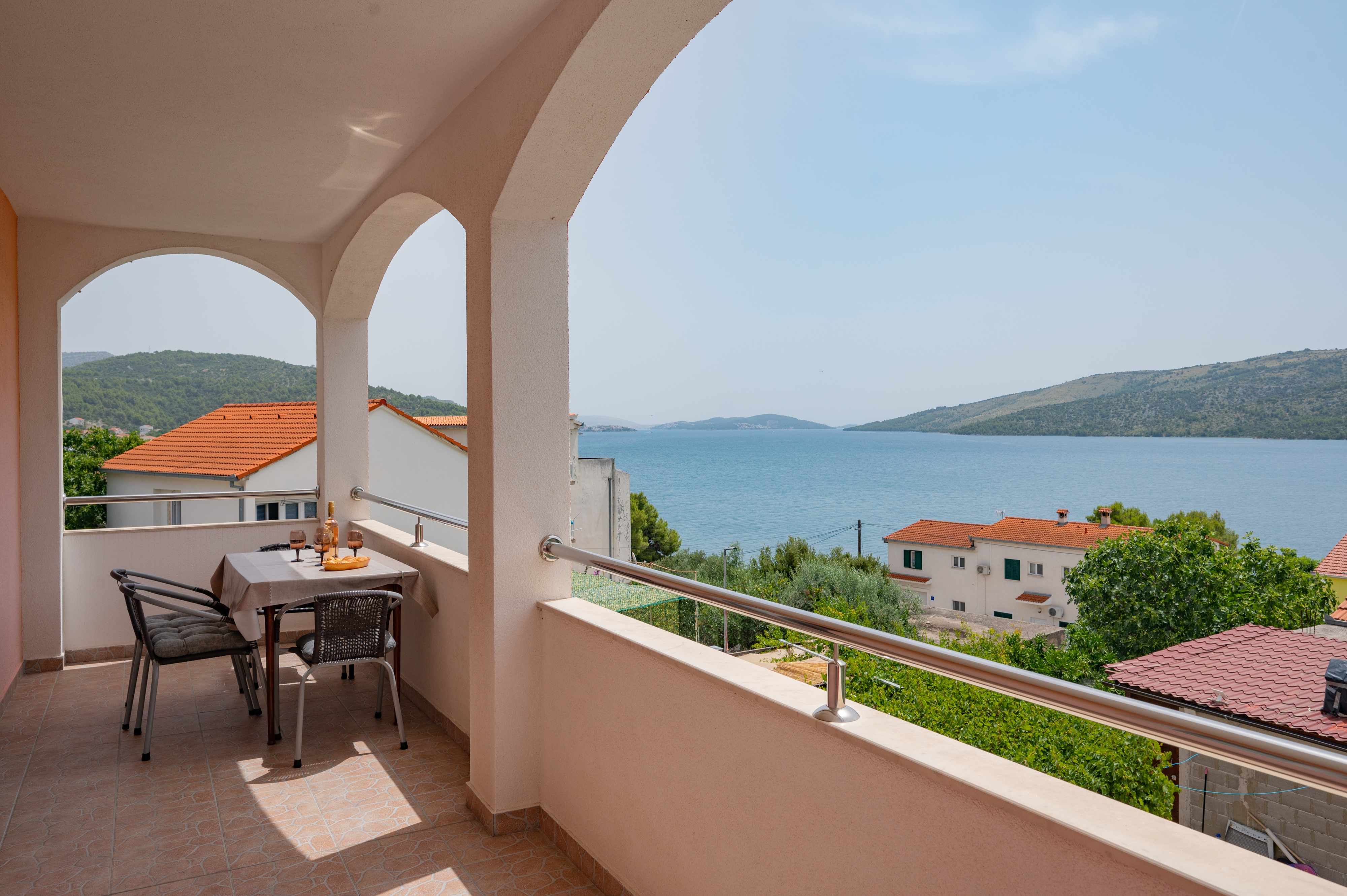 2-Zimmer-Ferienwohnung mit Terrasse und Meerblick Poljica, Trogir A-11