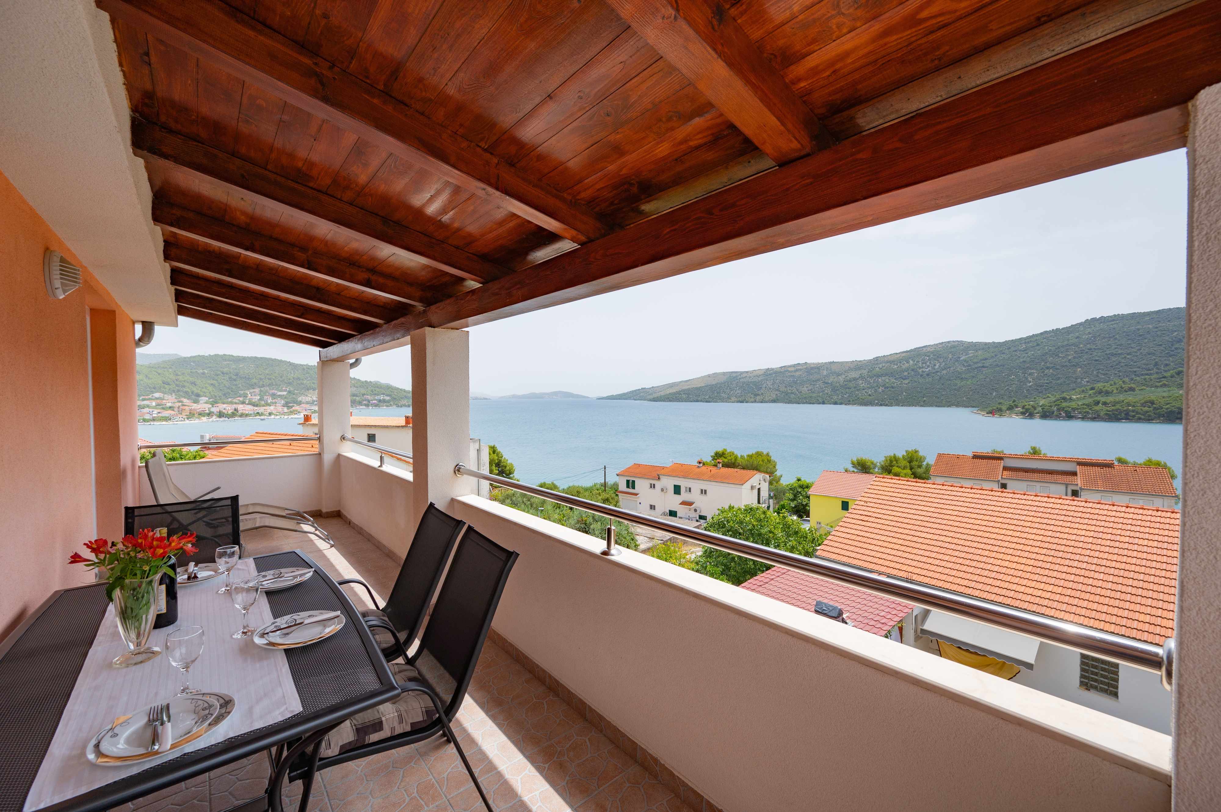 2-Zimmer-Ferienwohnung mit Terrasse und Meerblick Poljica, Trogir A-11