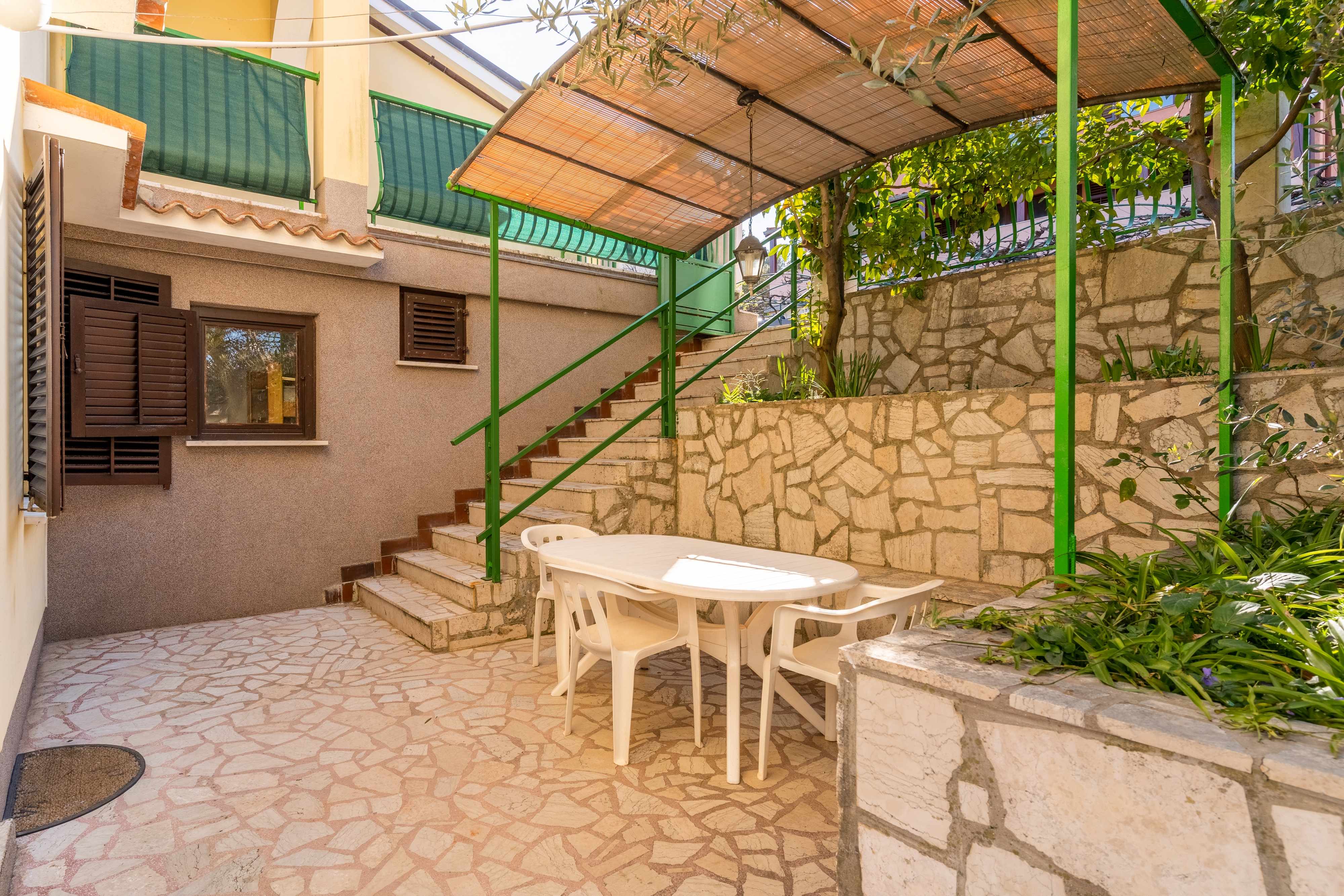 2-Zimmer-Ferienwohnung mit Terrasse Mali Losinj, Losinj A-12551-a