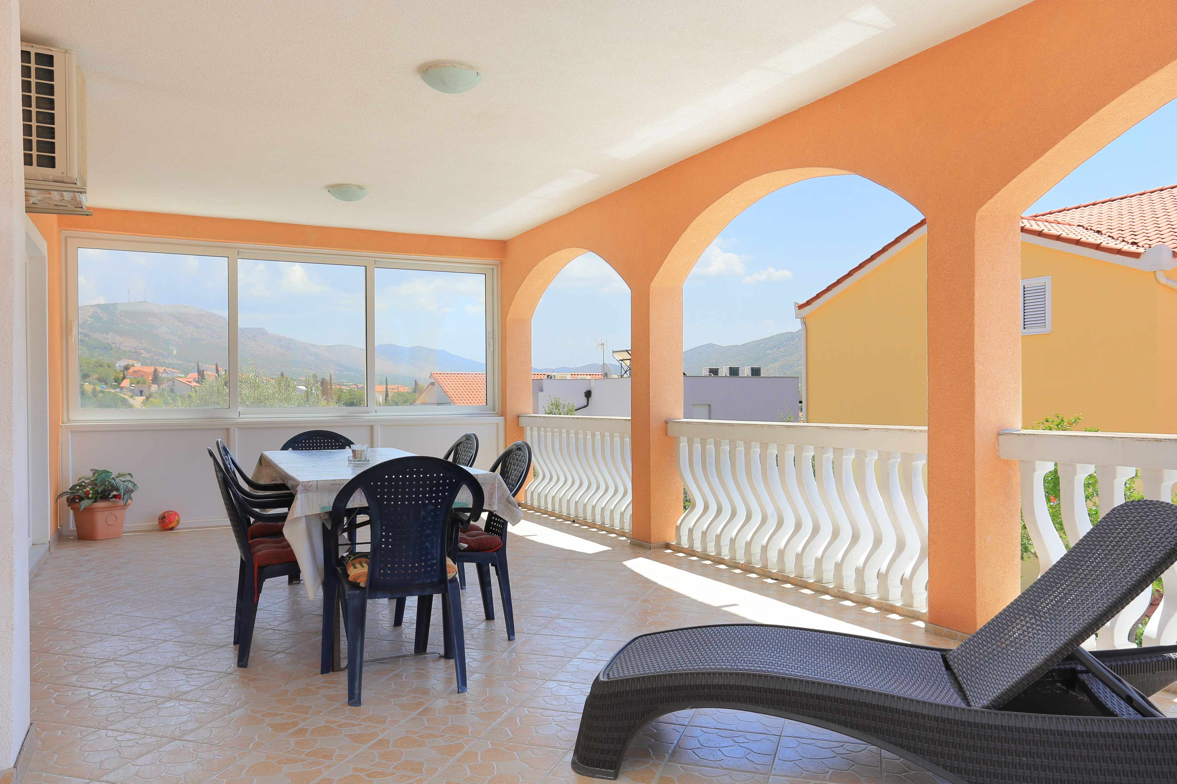 3-Zimmer-Ferienwohnung mit Terrasse Grebastica, Sibenik A-11301-a