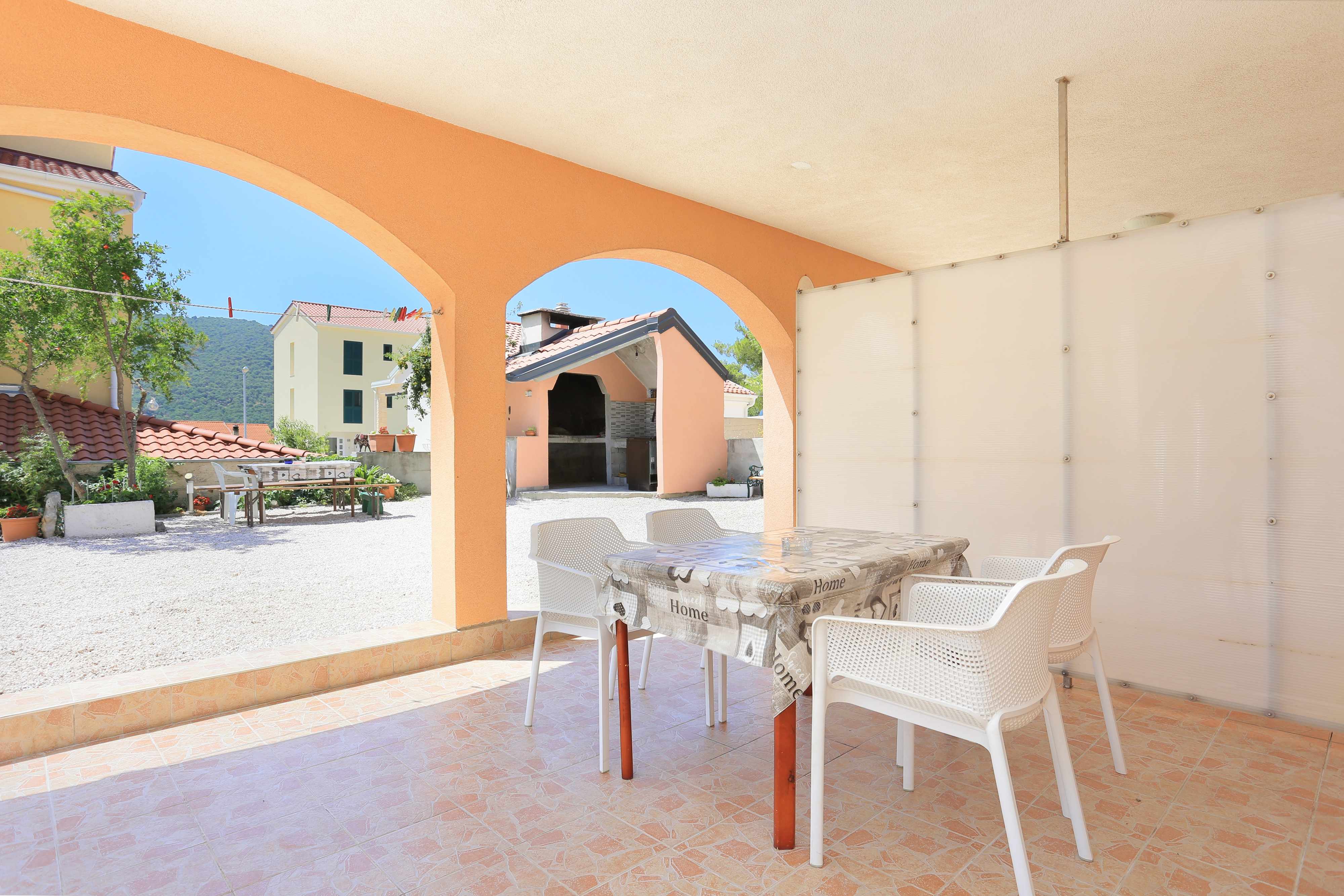 1-Zimmer-Ferienwohnung mit Terrasse Grebastica, Sibenik A-11301-b