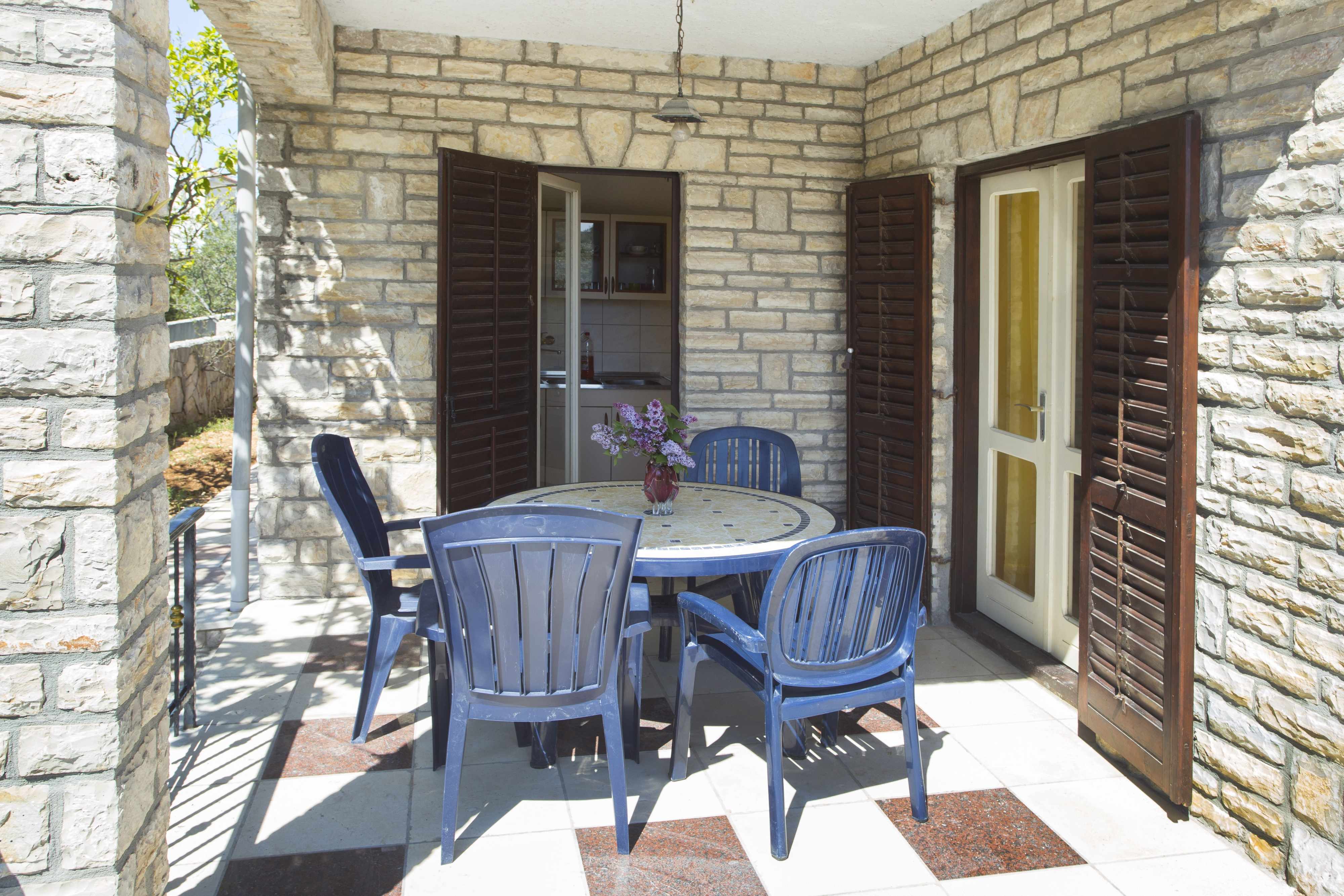 2-Zimmer-Ferienwohnung mit Terrasse und Meerblick Maslinica, Solta A-1