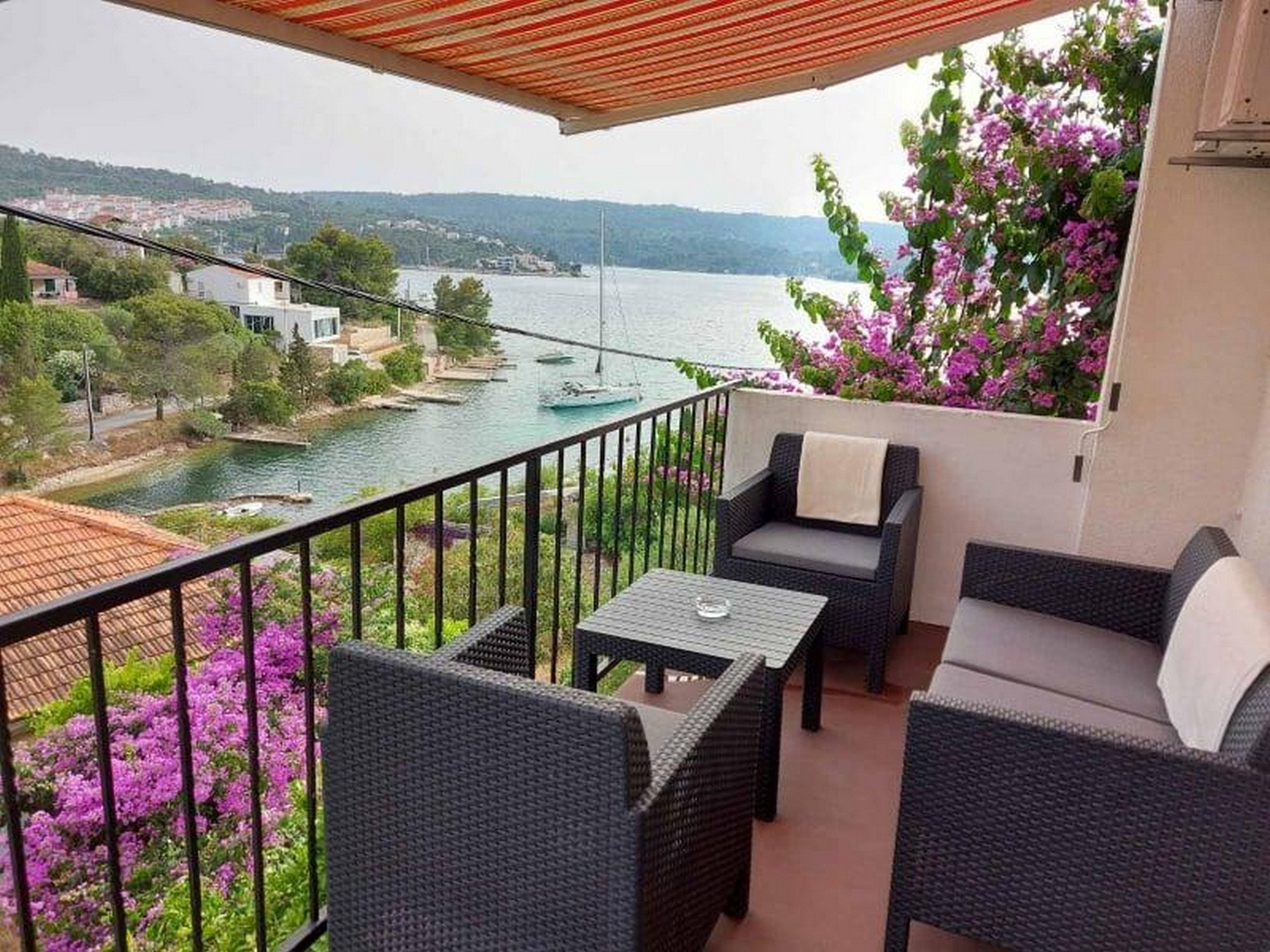 3-Zimmer-Ferienwohnung mit Terrasse und Meerblick Necujam, Solta A-138