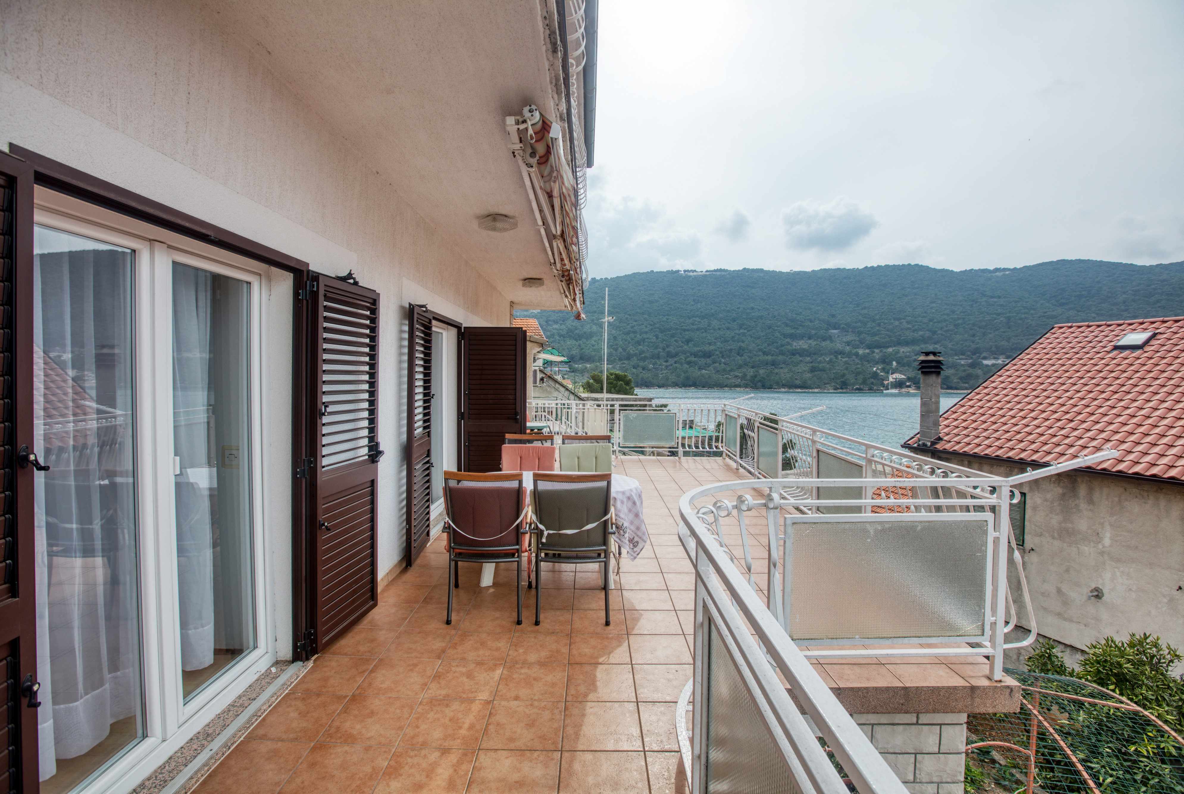 4-Zimmer-Ferienwohnung mit Terrasse und Meerblick Grebastica, Sibenik