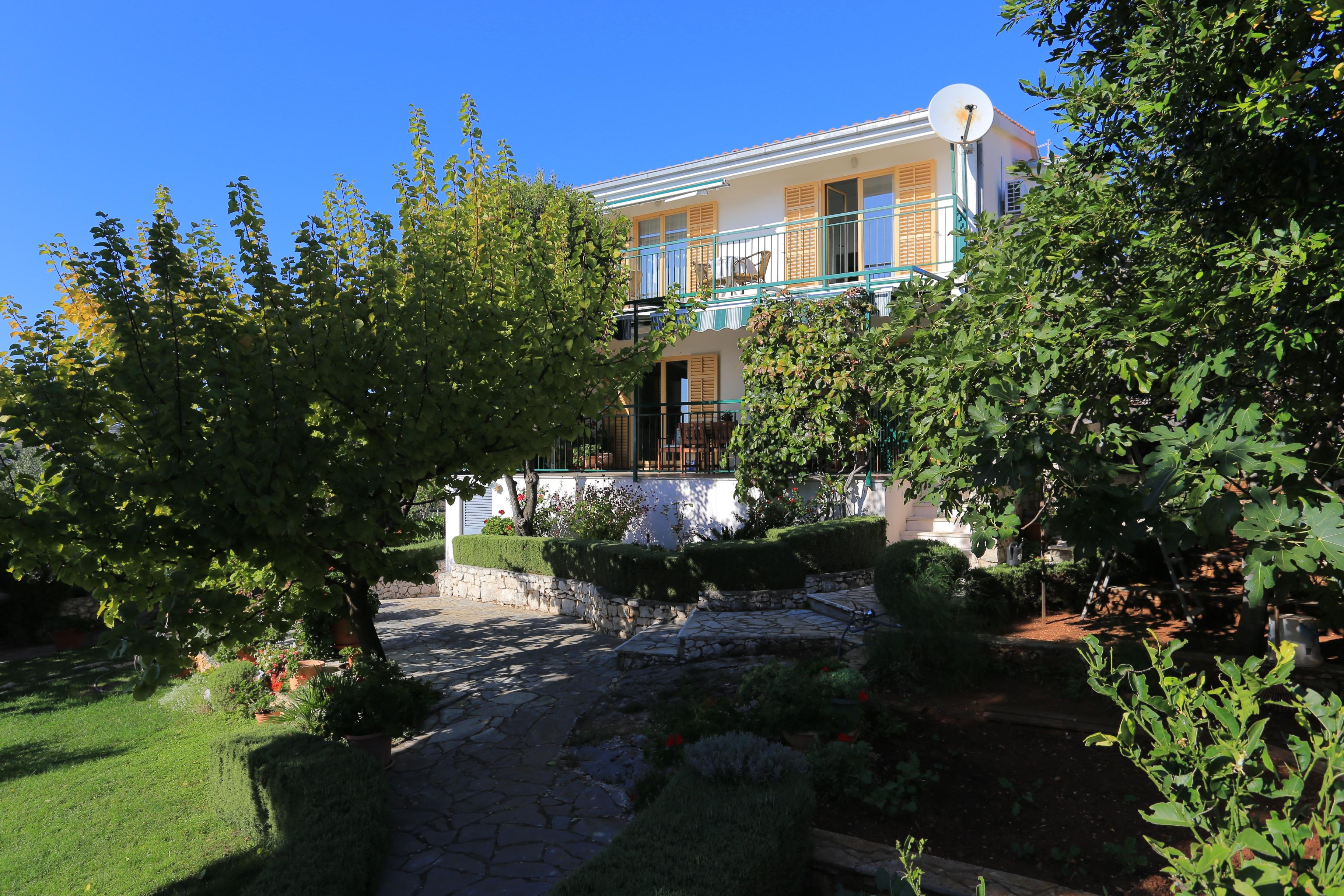 2-Zimmer-Ferienwohnung mit Balkon und Meerblick Sevid (Trogir) A-2044-