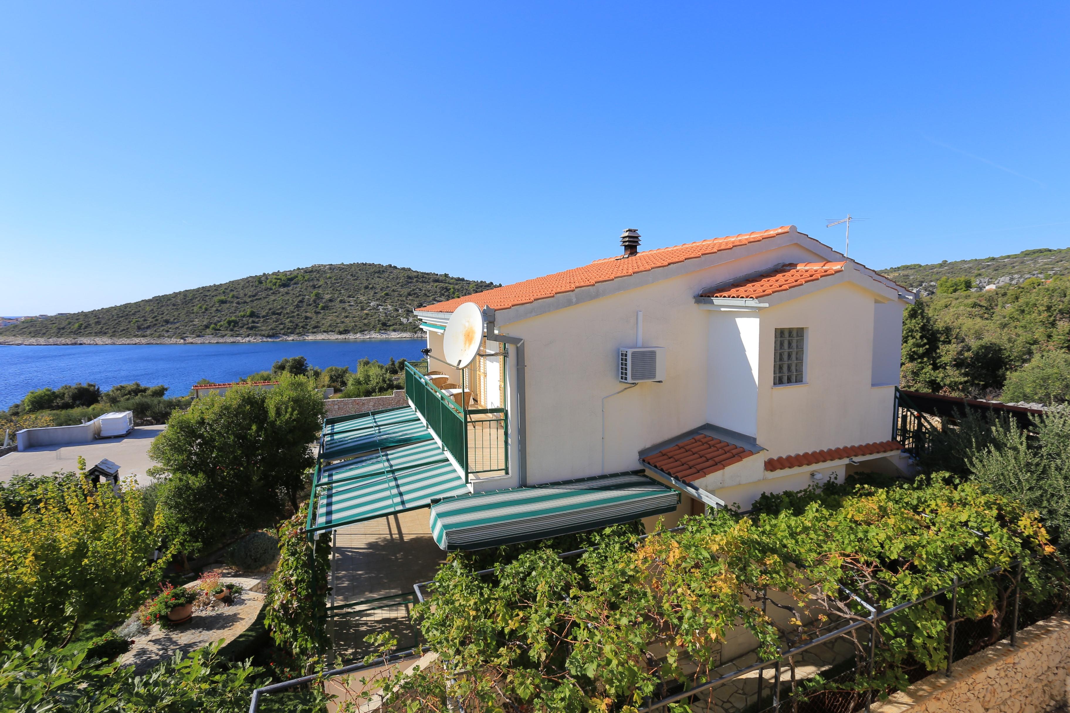 2-Zimmer-Ferienwohnung mit Balkon und Meerblick Sevid (Trogir) A-2044-