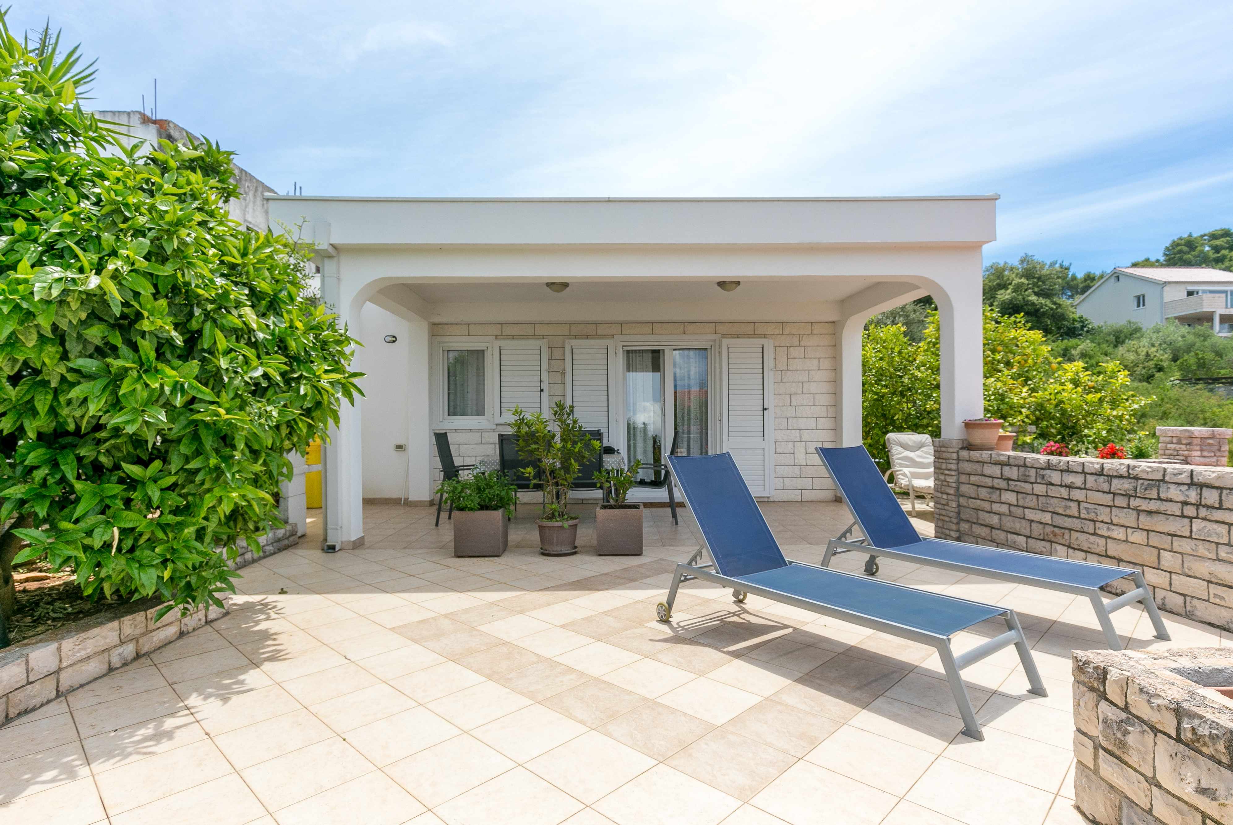 2-Zimmer-Ferienwohnung mit Terrasse und Meerblick Necujam, Solta A-208