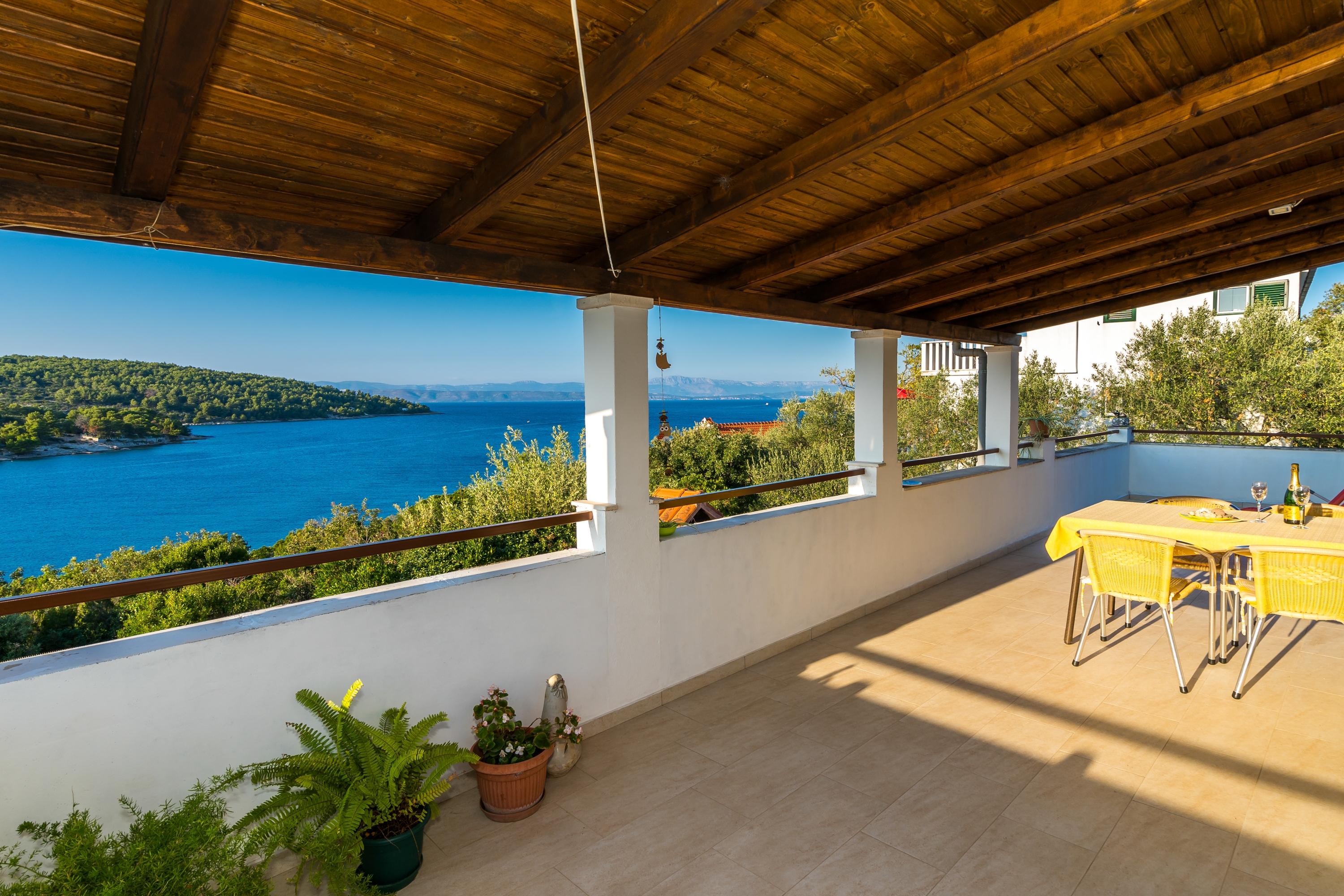 2-Zimmer-Ferienwohnung mit Terrasse und Meerblick Necujam, Solta A-209