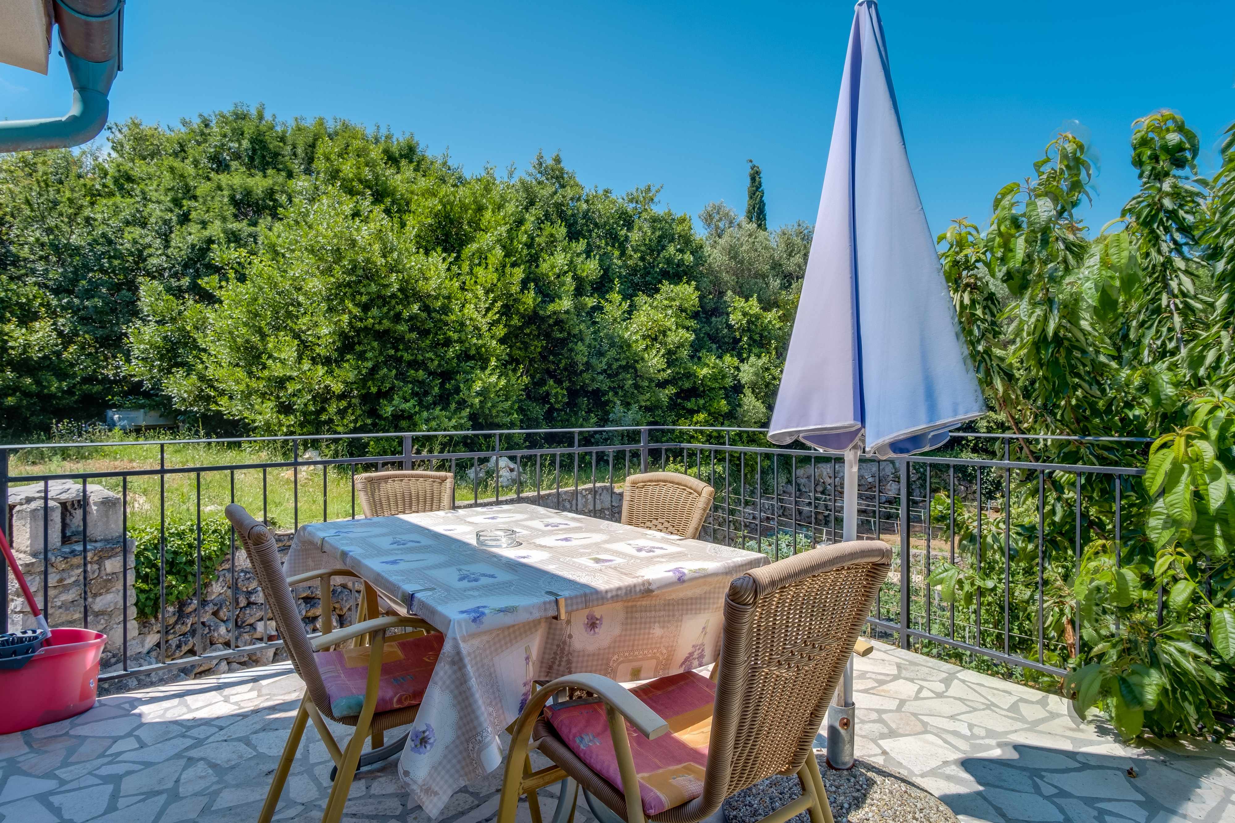 1-Zimmer-Ferienwohnung mit Terrasse und Meerblick Nerezine, Losinj A-2